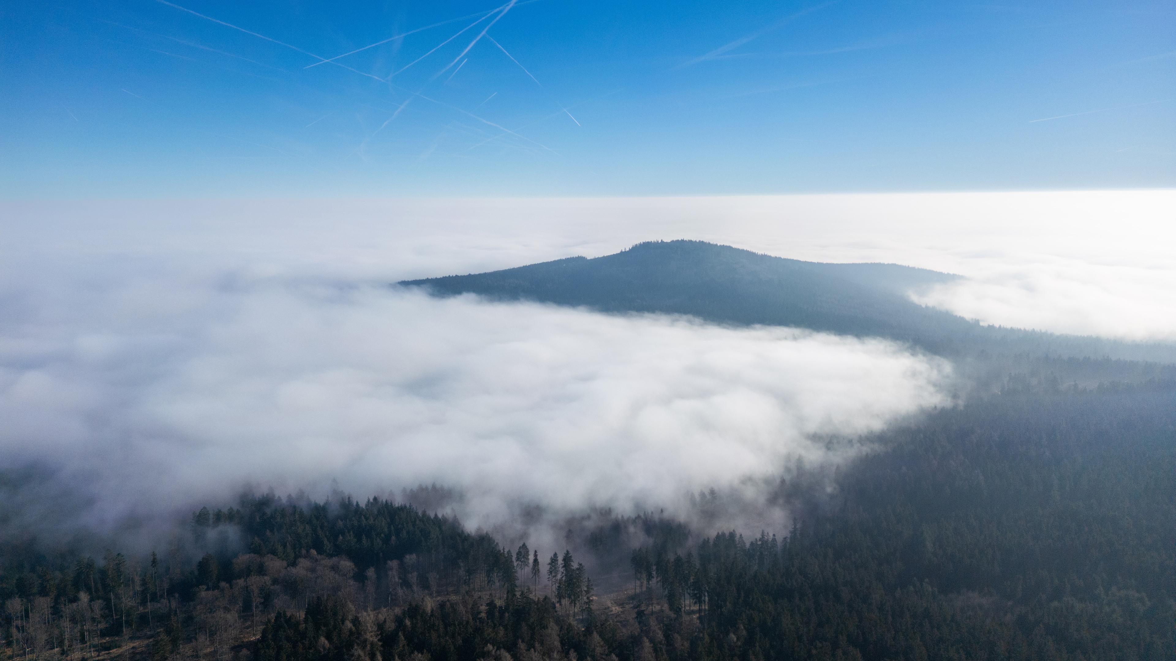 Hessen, Schmitten: Dichter Nebel liegt über den Bergen des Taunus (Luftaufnahme mit einer Drohne).