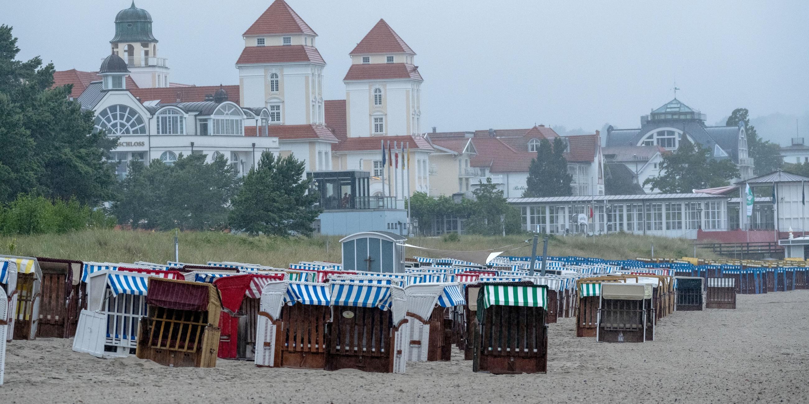 Mecklenburg-Vorpommern, Binz: Leere Strandkörbe stehen bei schlechtem Wetter am Strand des Seebades auf der Insel Rügen.