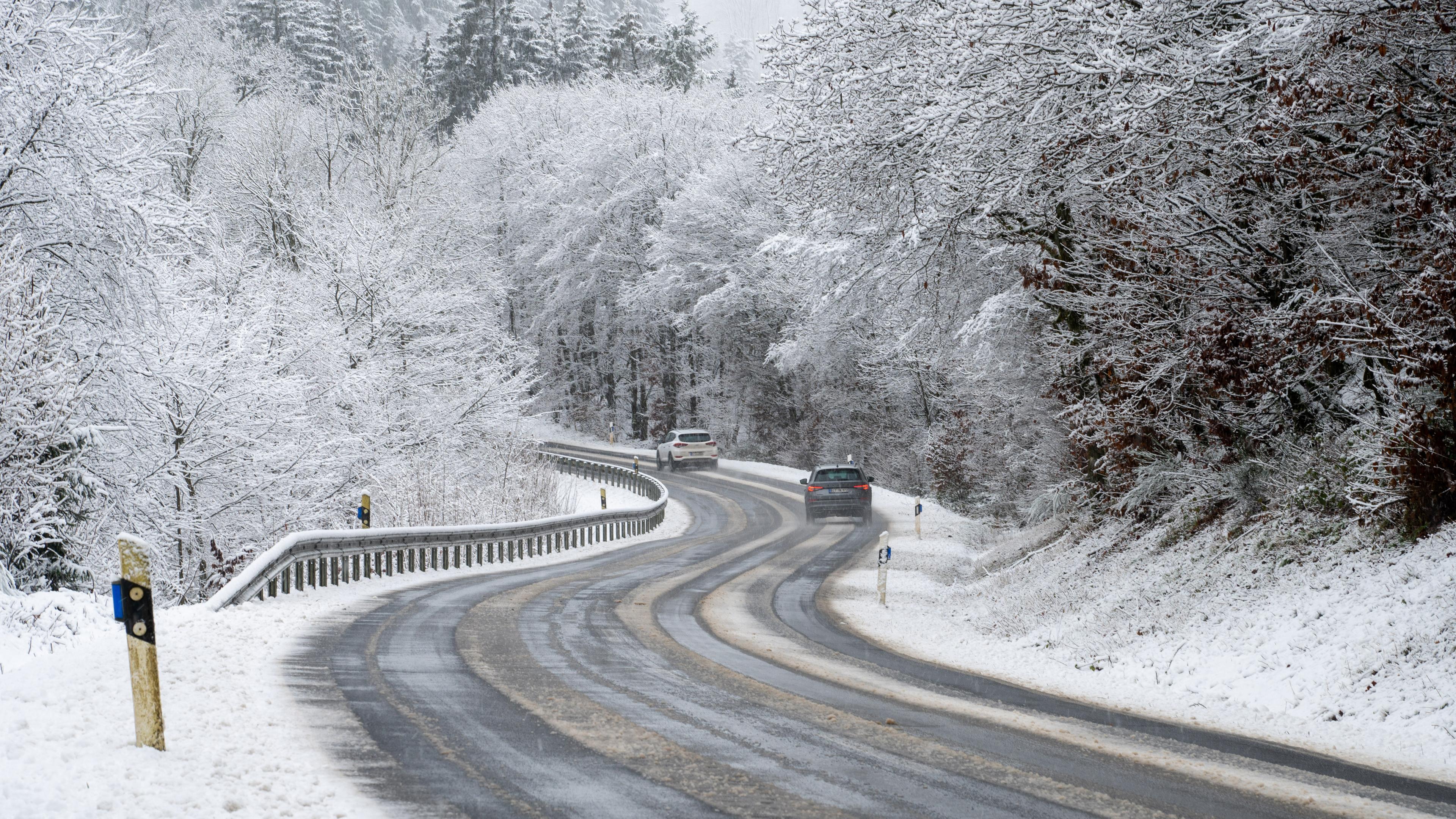 Rheinland-Pfalz, Philippsweiler: Autos fahren auf der L9 durch die verschneite Landschaft bei Philippsweiler in der Eifel.