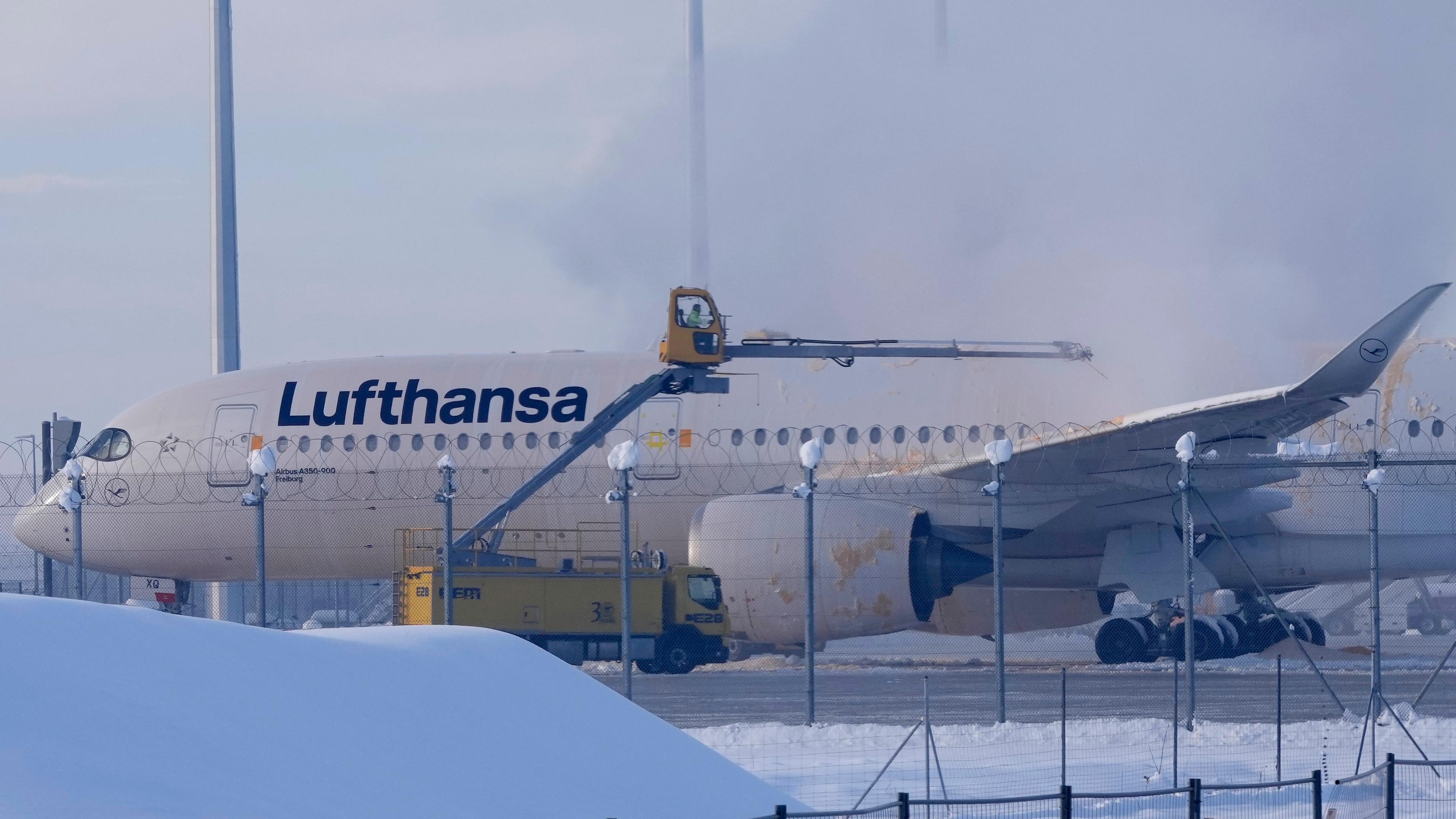 Bayern, München: Ein Flugzeug der Lufthansa wird auf dem Flughafen München enteist.