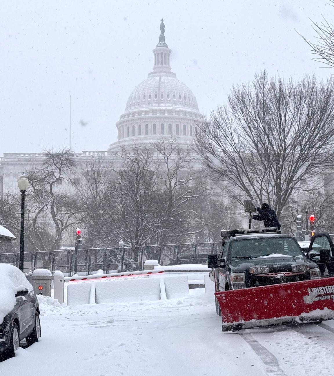 USA, Washington: Schnee bedeckte Straßen vor dem Kapitol.