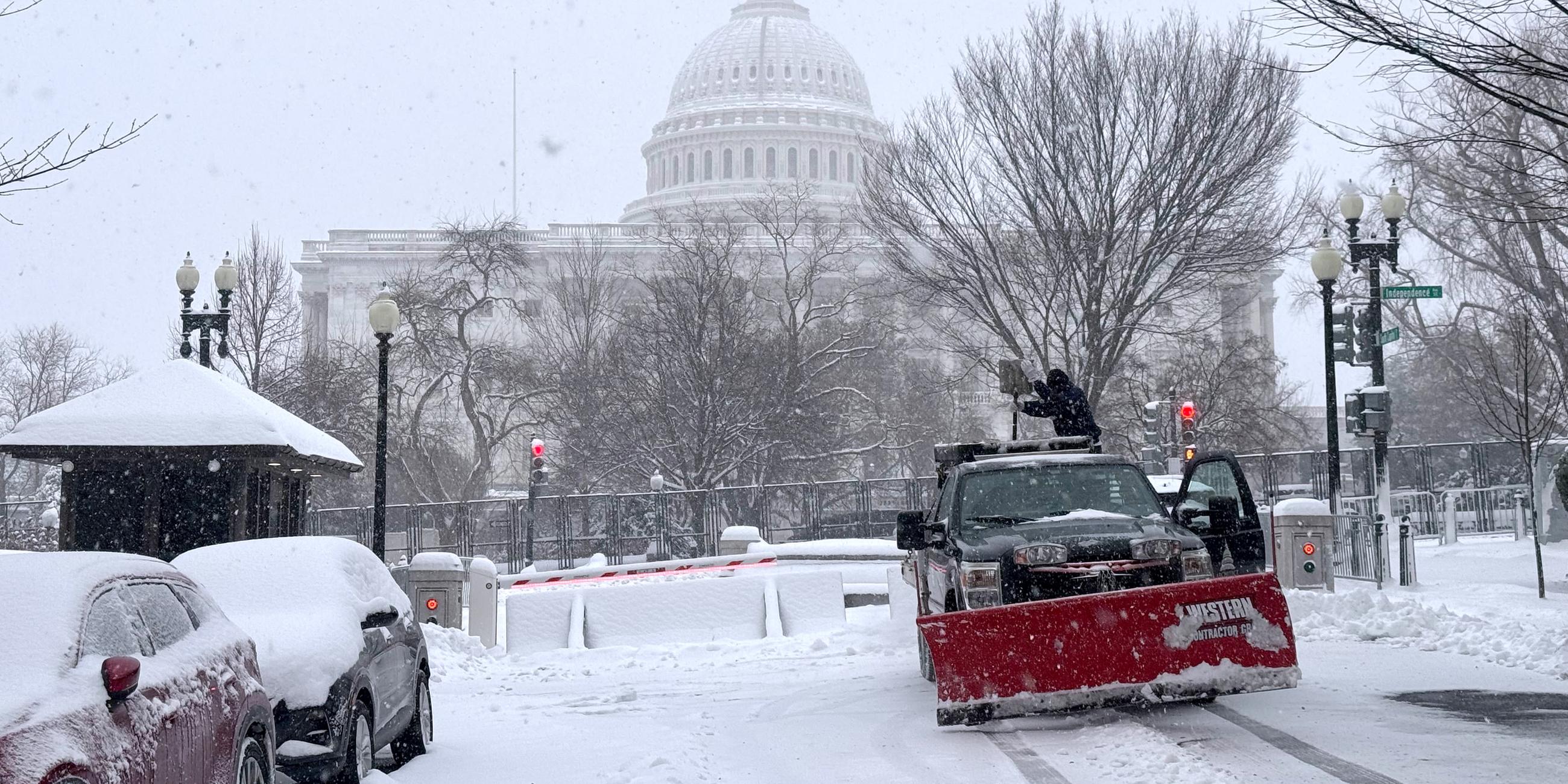 USA, Washington: Schnee bedeckte Straßen vor dem Kapitol.