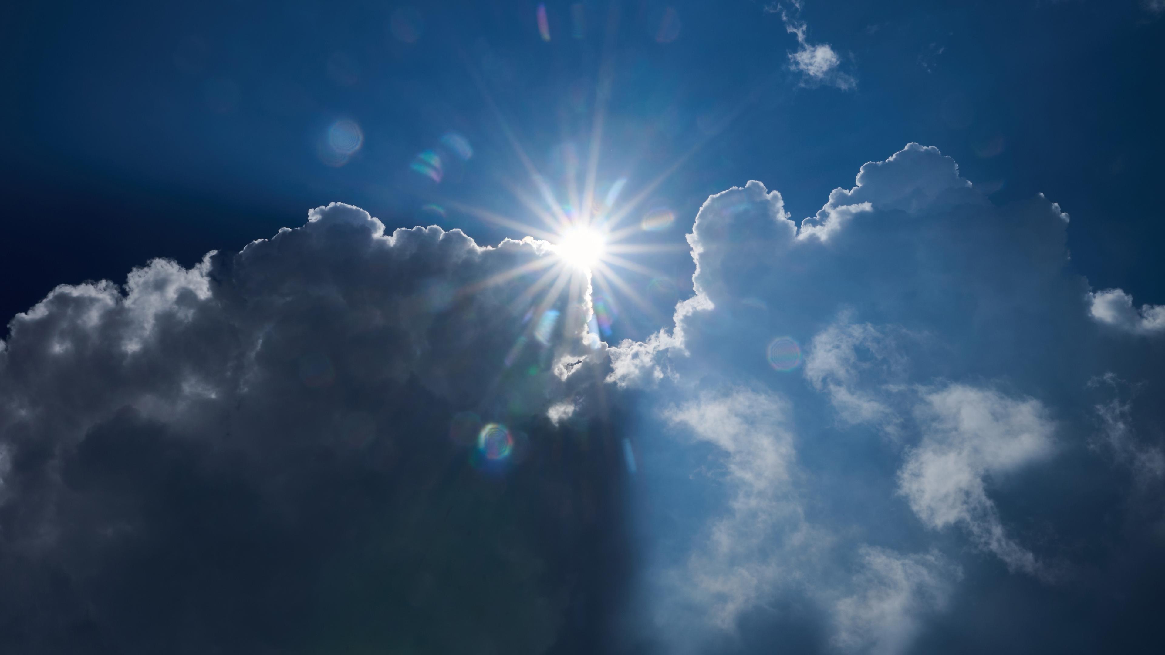 Berlin: Die Sonne scheint am Rand von dunklen Wolken.