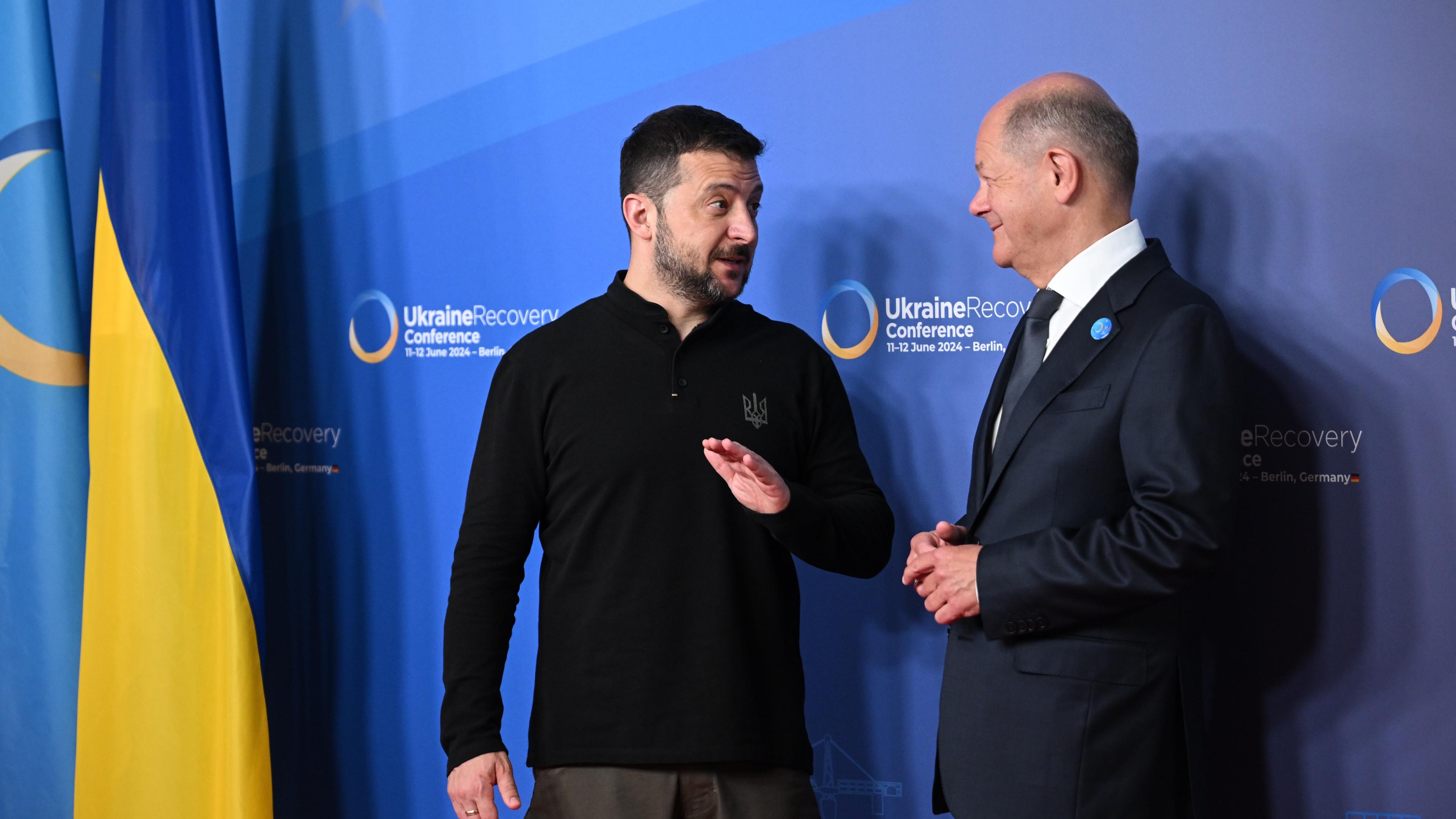 Bundeskanzler Olaf Scholz (SPD, r) empfängt Wolodymyr Selenskyj, Präsident der Ukraine, zur Internationalen Konferenz zum Wiederaufbau der Ukraine.