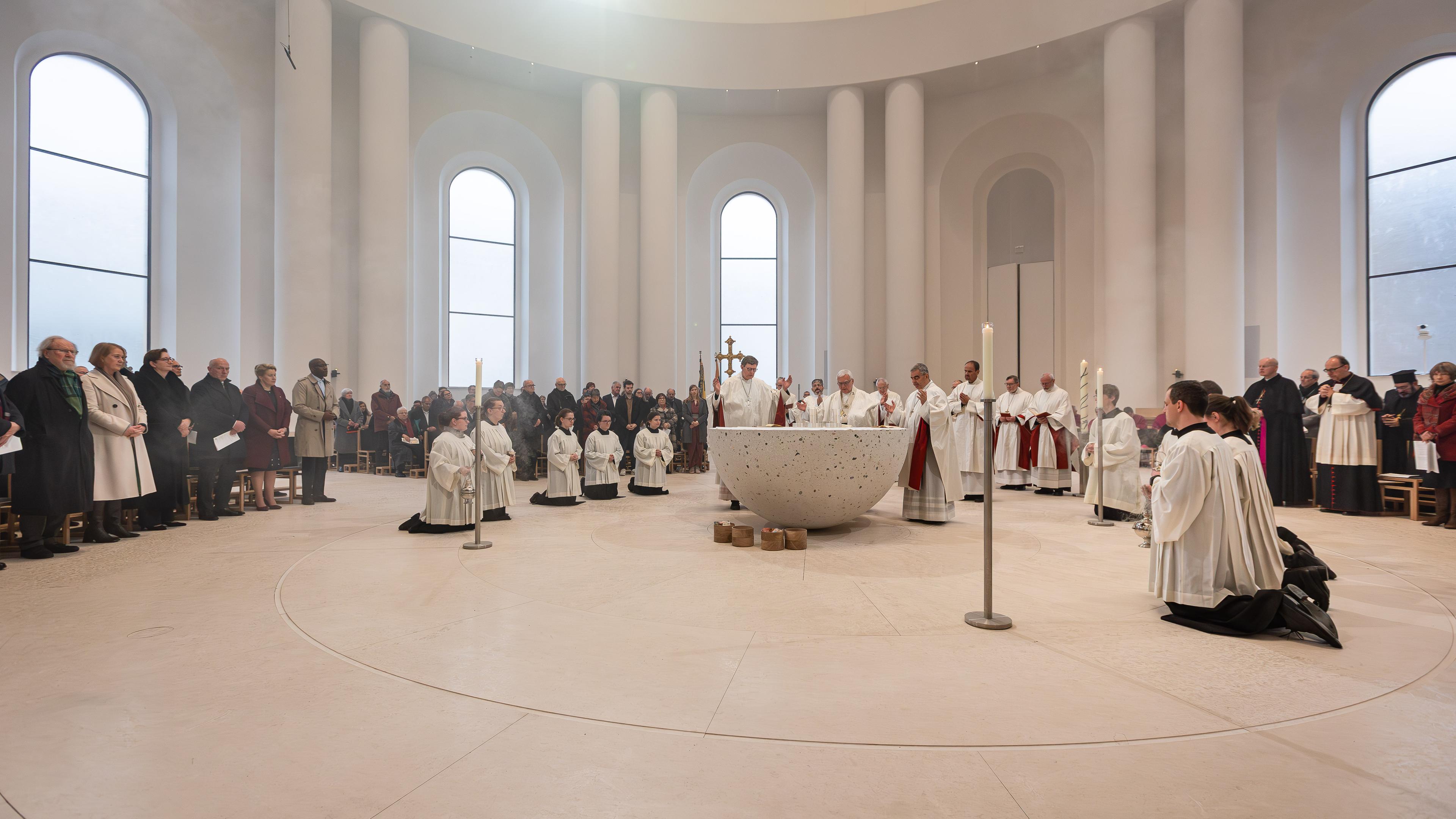 Der Eröffnungsgottesdienst in der renovierten Hedwigs-Kathedrale in Berlin.