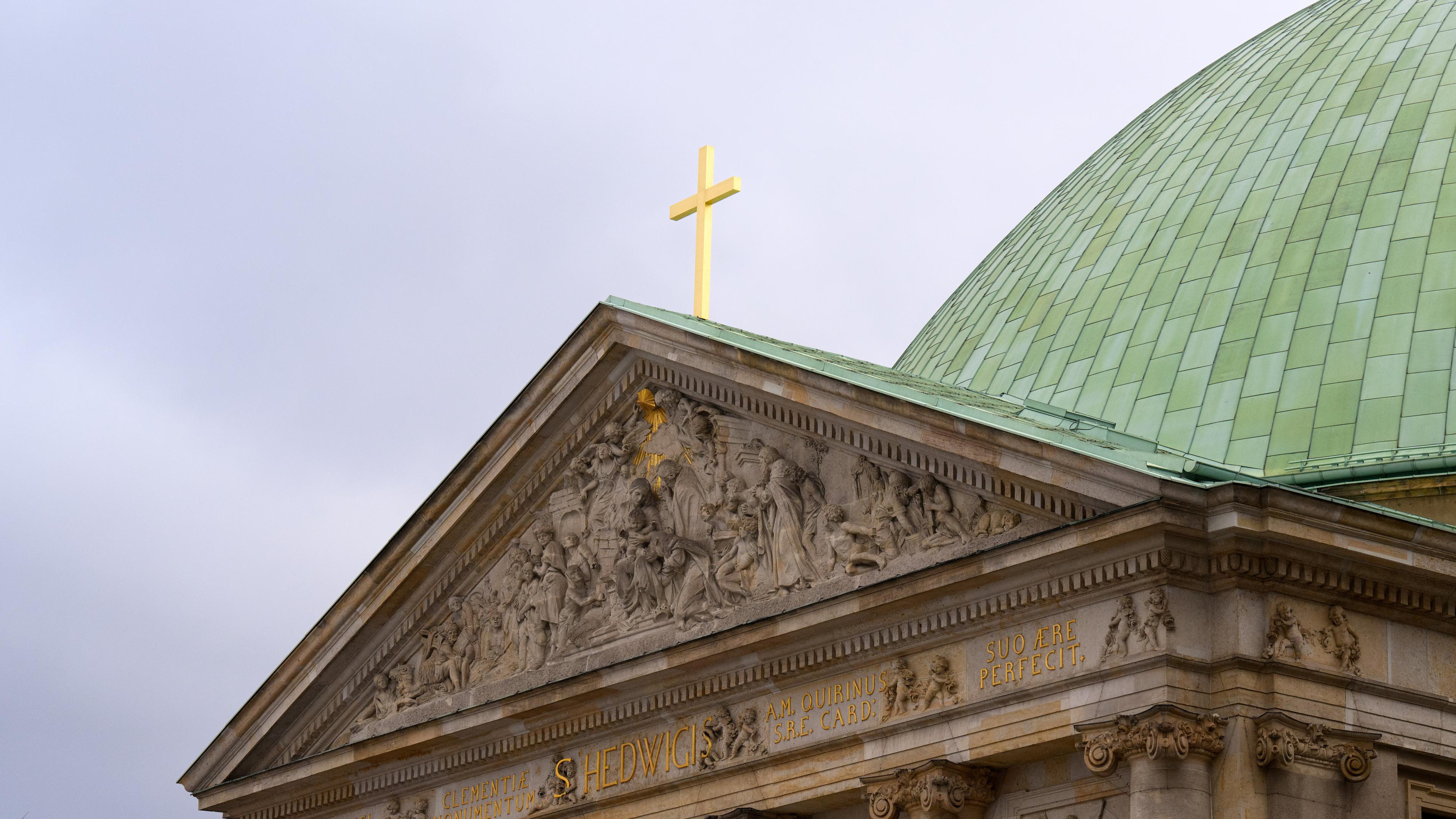 Das von der Kuppel umgesetzte Kreuz steht nun auf dem Portal der Sankt Hedwigs-Kathedrale am Bebelplatz in Berlin-Mitte.