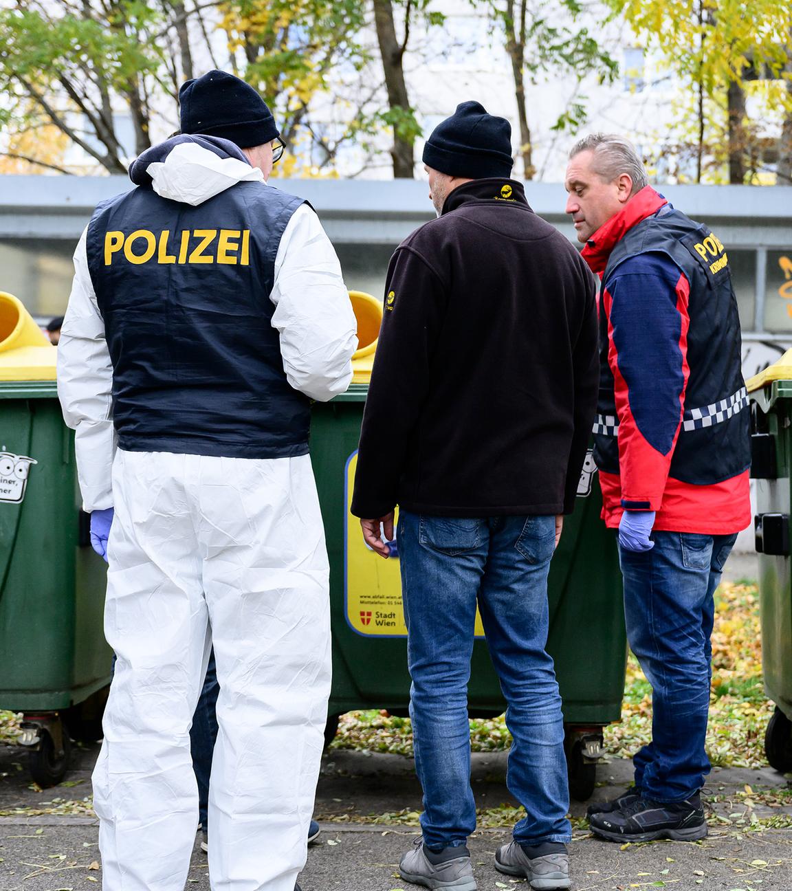 Einsatzkräfte der Polizei am Fundort des toten Babys