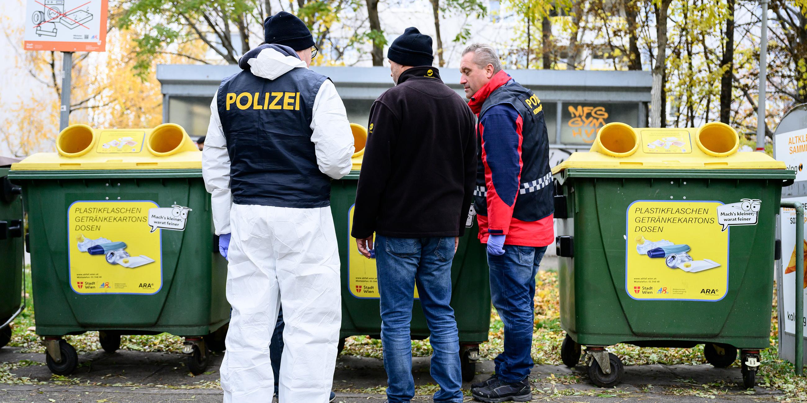 Einsatzkräfte der Polizei am Fundort des toten Babys