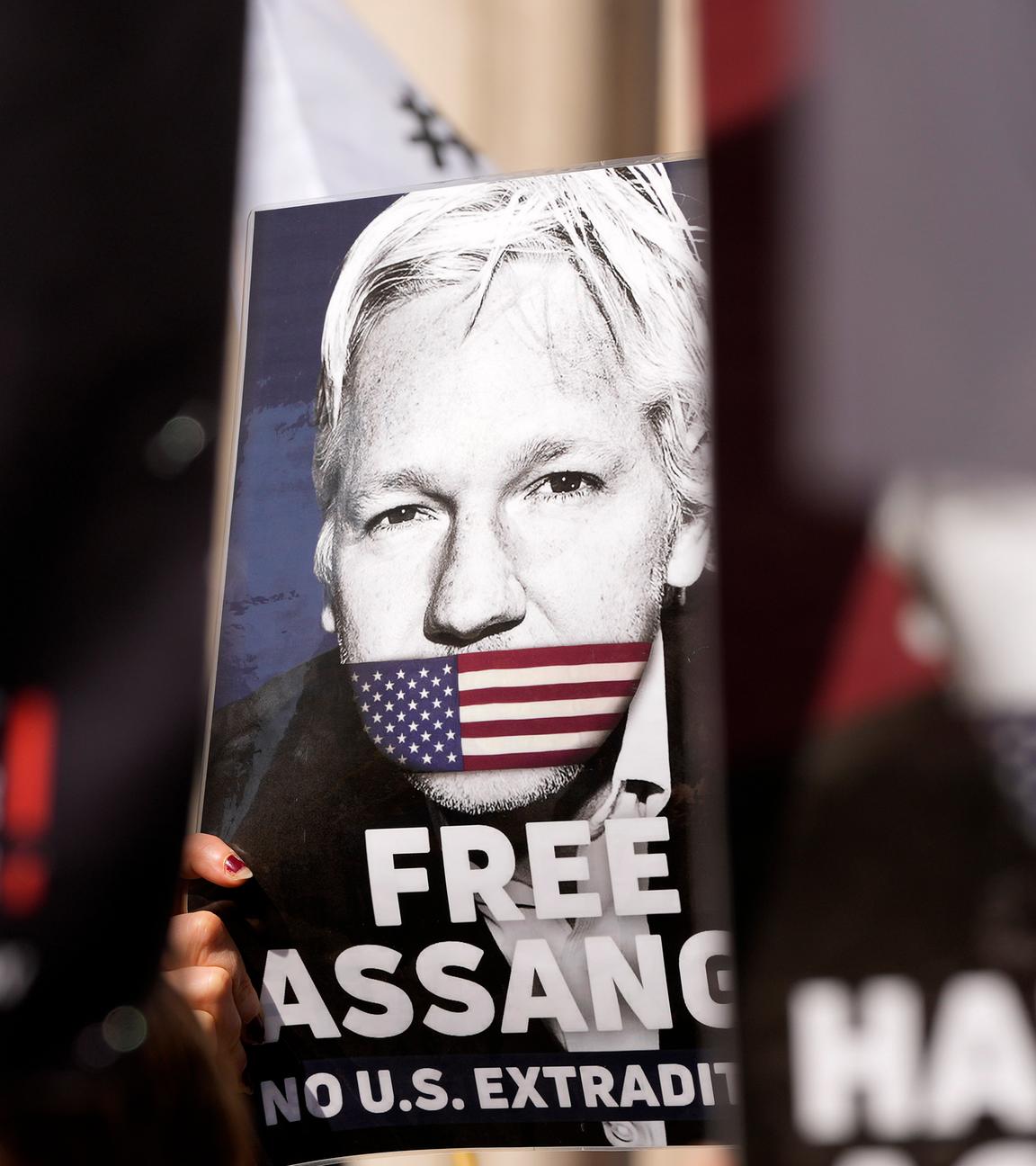 Ein Plakat mit dem Gesicht von Julian Assange.