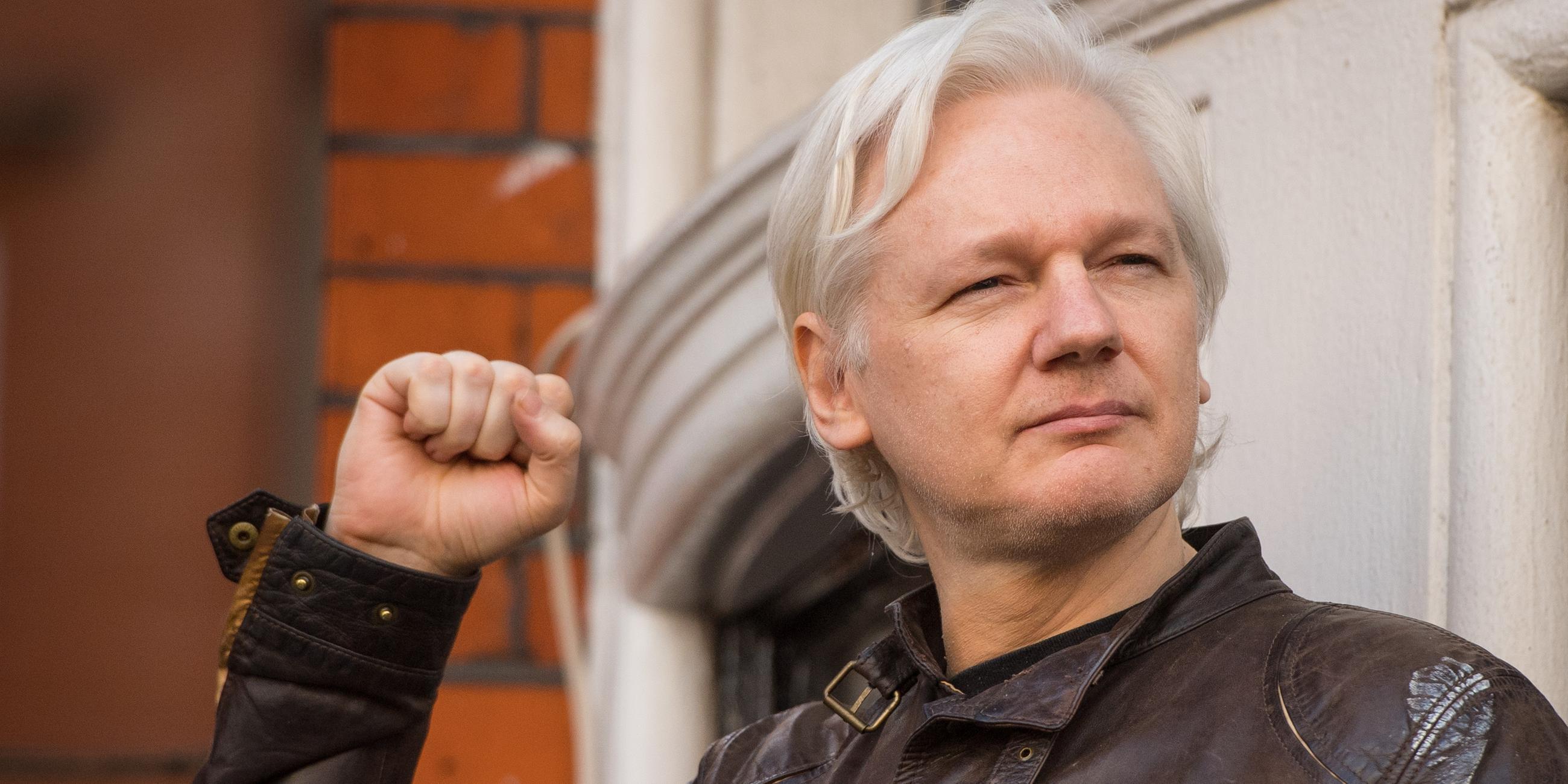 ARCHIV - 24.06.2024, Großbritannien, London: Julian Assange spricht zu den Medien in der ecuadorianischen Botschaft in London. 