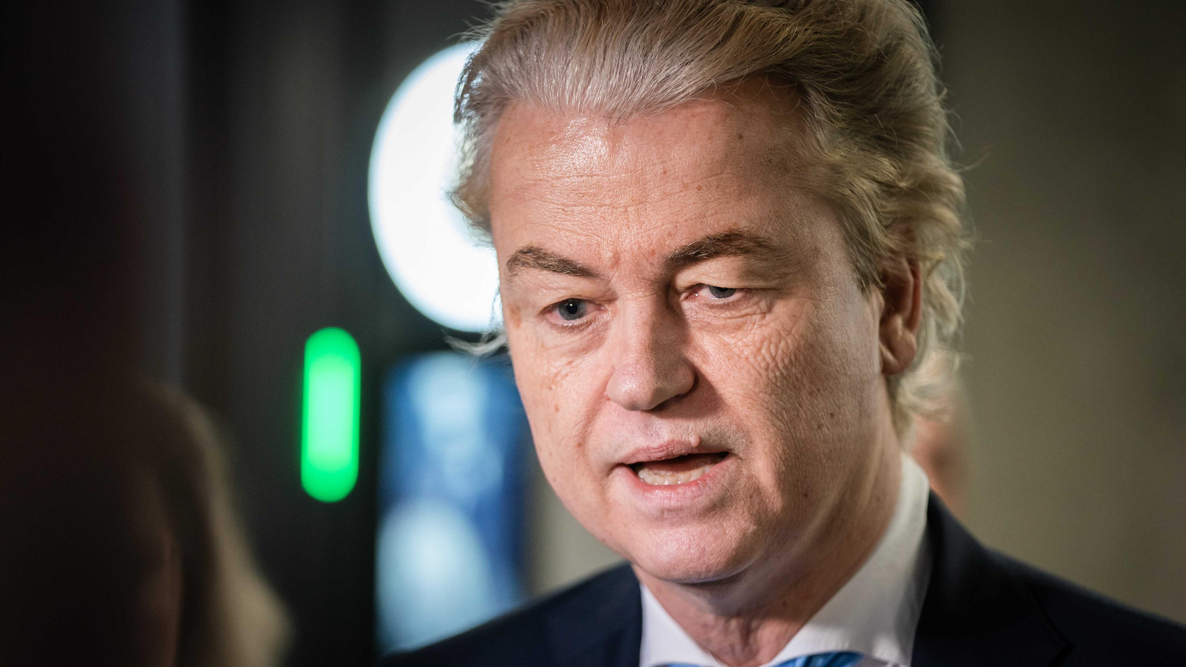 Niederlande, Den Haag: Geert Wilders, Vorsitzender der Partei für die Freiheit (PVV), trifft im Aufstellungsbereich des Repräsentantenhauses ein