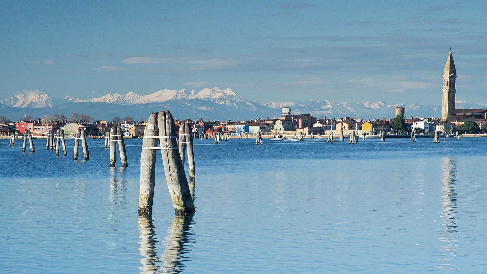 Venedig vom Wasser aus mit Gebirge im Hintergrund