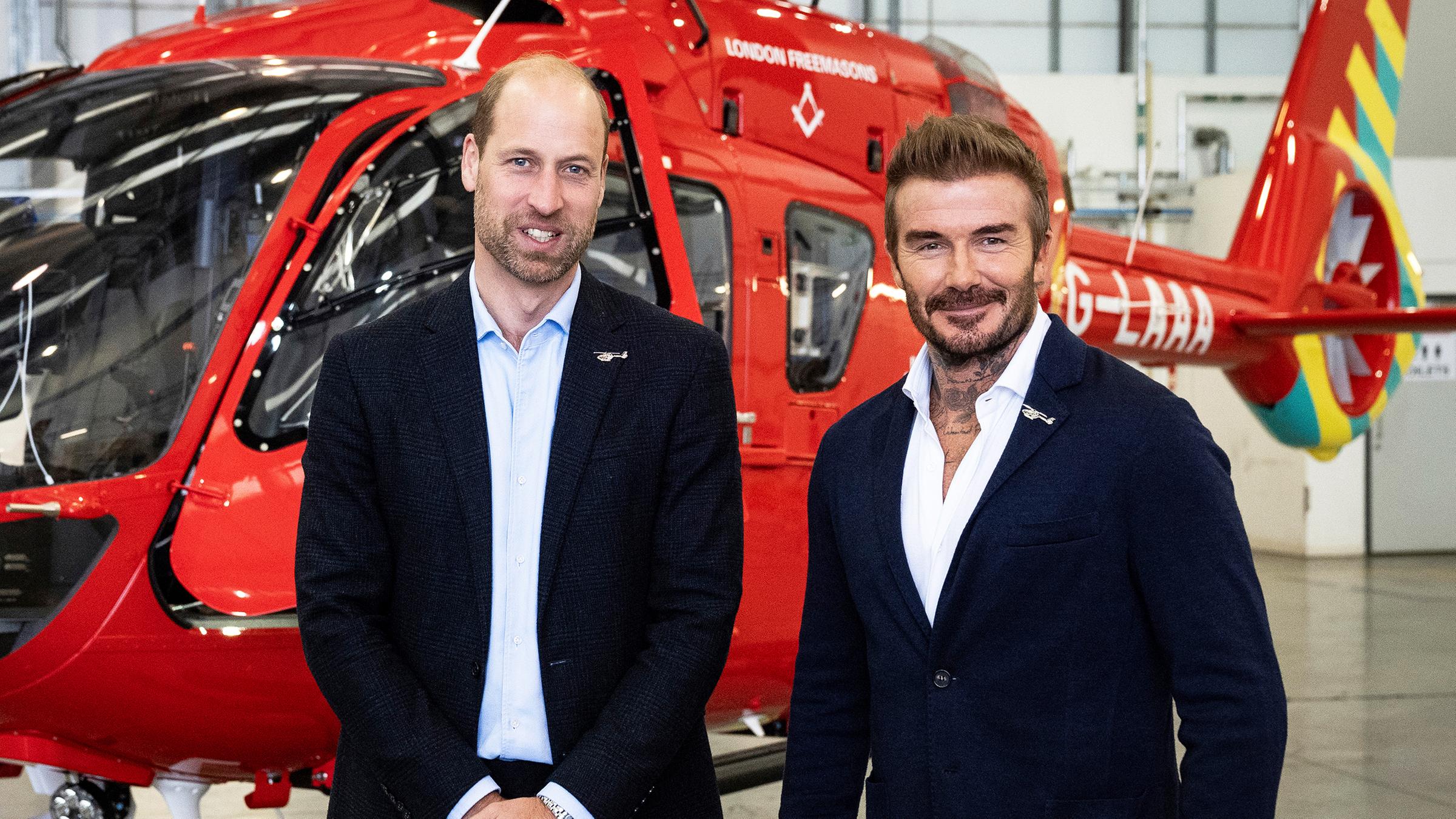 Prinz William und David Beckham vor Hubschrauber