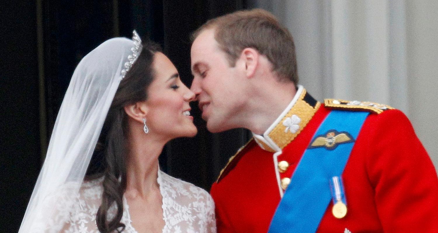 Prinz William küsst seine Frau Kate nach der Eheschließung auf dem Balkon des Buckingham Palace.