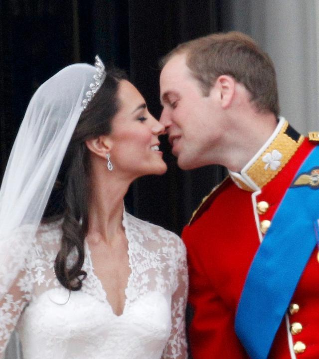 Prinz William küsst seine Frau Kate nach der Eheschließung auf dem Balkon des Buckingham Palace.