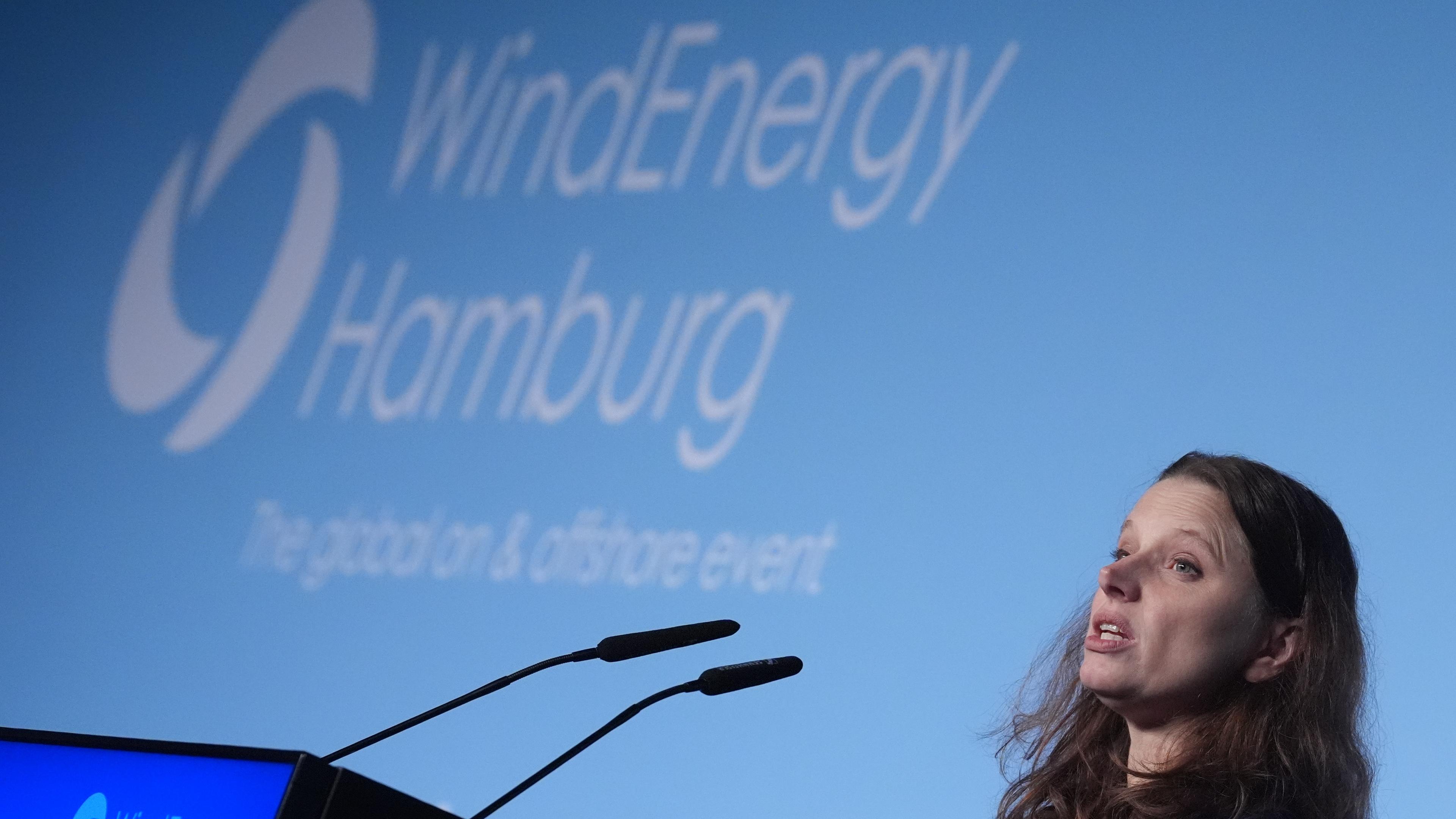 Melanie Leonhard (SPD), Senatorin für Wirtschaft und Innovation in Hamburg, spricht während des Wind Energy Hamburg Opening und Political Industry Summits in der Hamburg Messe und Congress (HMC).