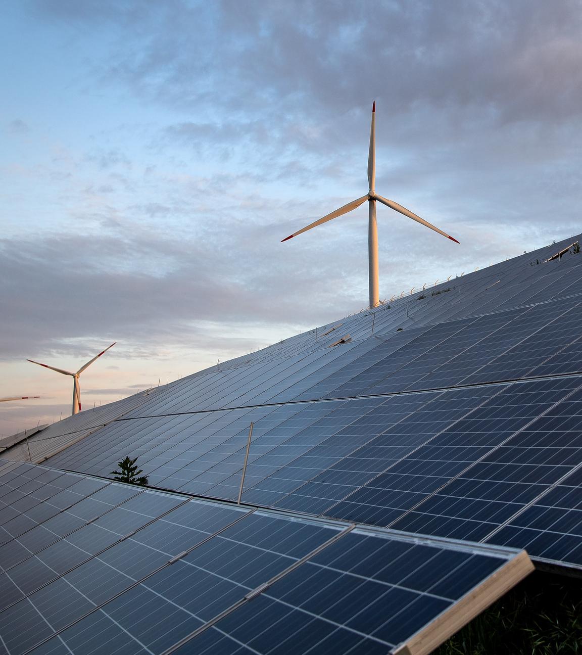 Windkraftanlagen stehen hinter Photovoltaikanlagen auf der Blocklanddeponie in Bremen.