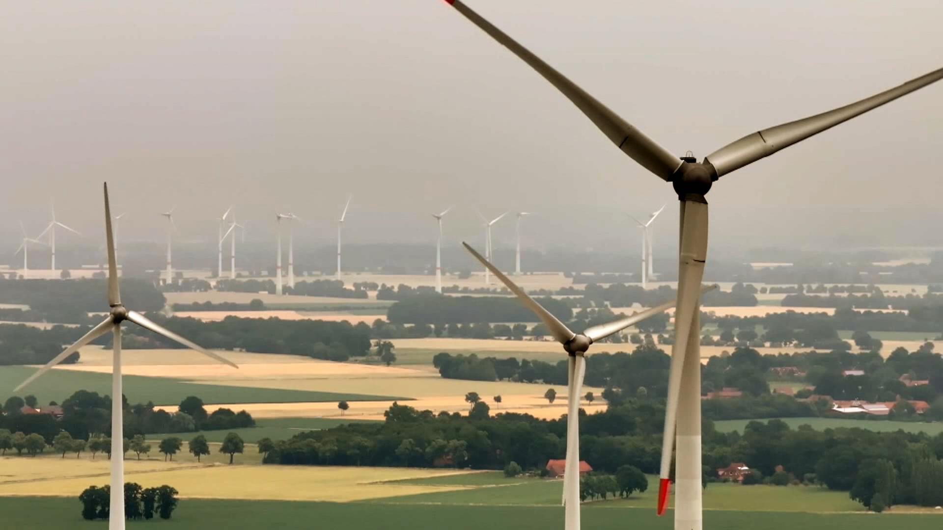 Landschaft mit Windrädern