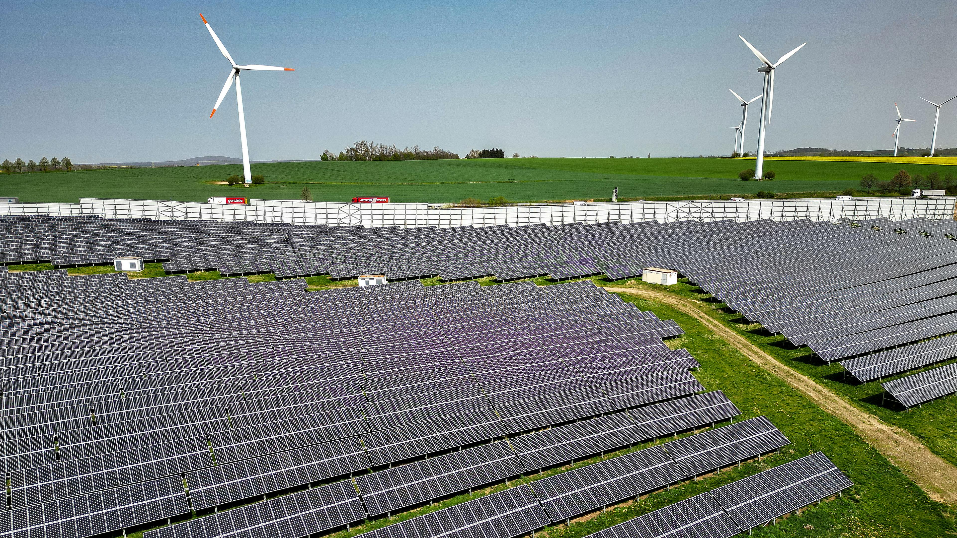 Windräder hinter Solaranlagen