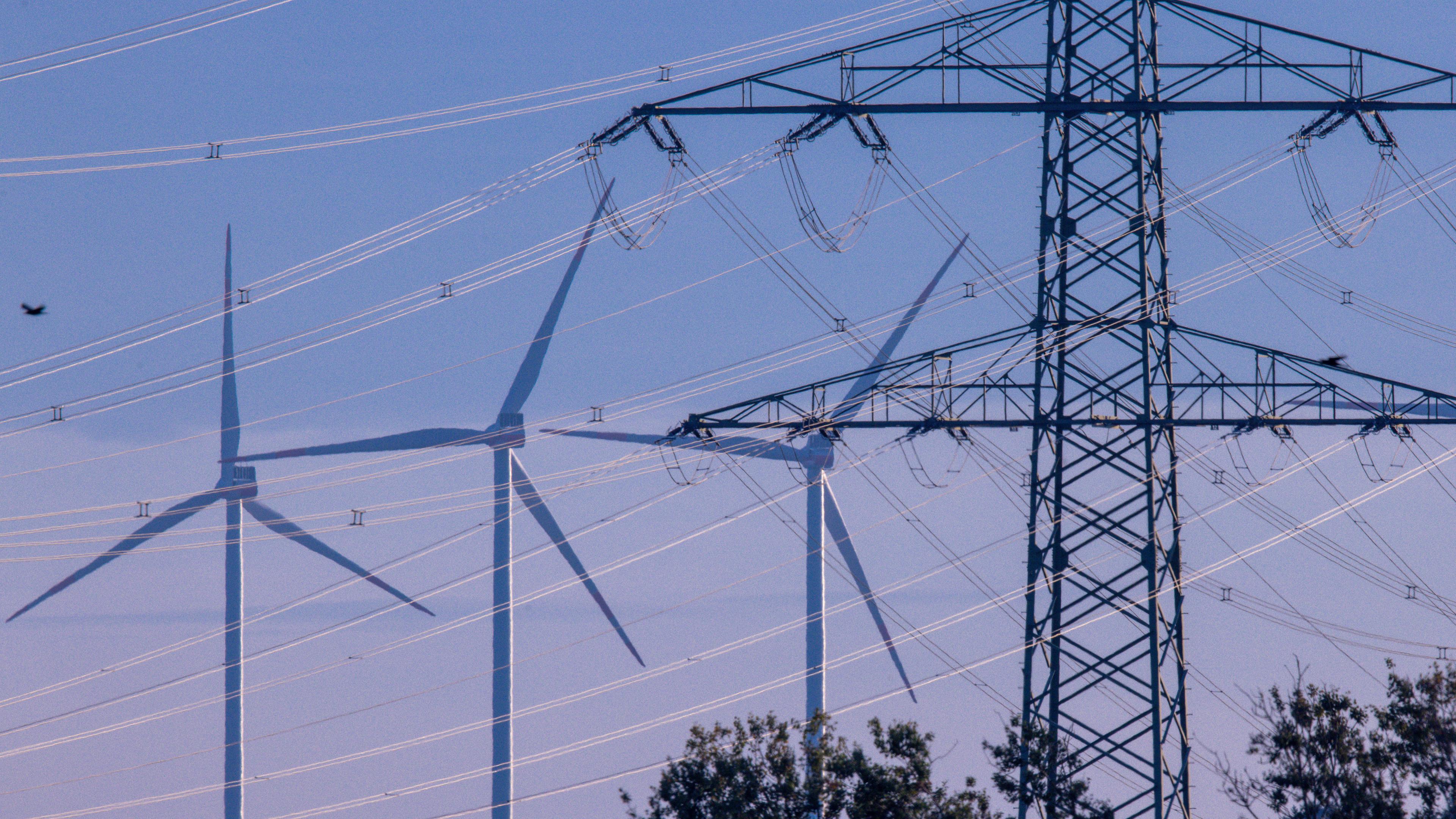 Elektromasten sind in der Nähe einer Umspannstation