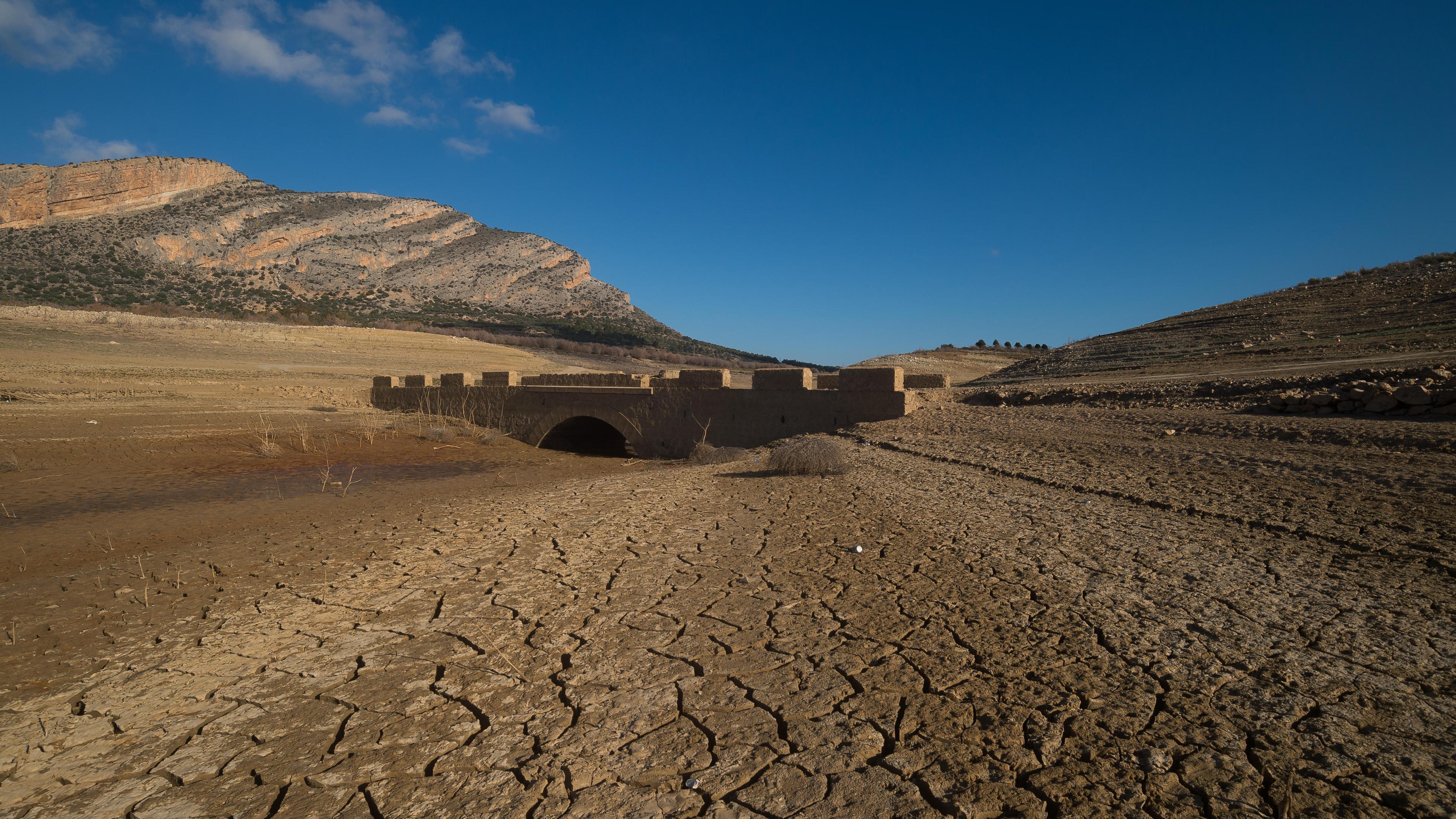 Eine alte Brücke, die zu den Resten des verschwundenen Dorfes Penarrubia gehört, ist im Stausee von Guadalteba zu sehen, da der Wasserstand aufgrund der schweren Dürre in Andalusien niedrig ist. (03.02.2024)