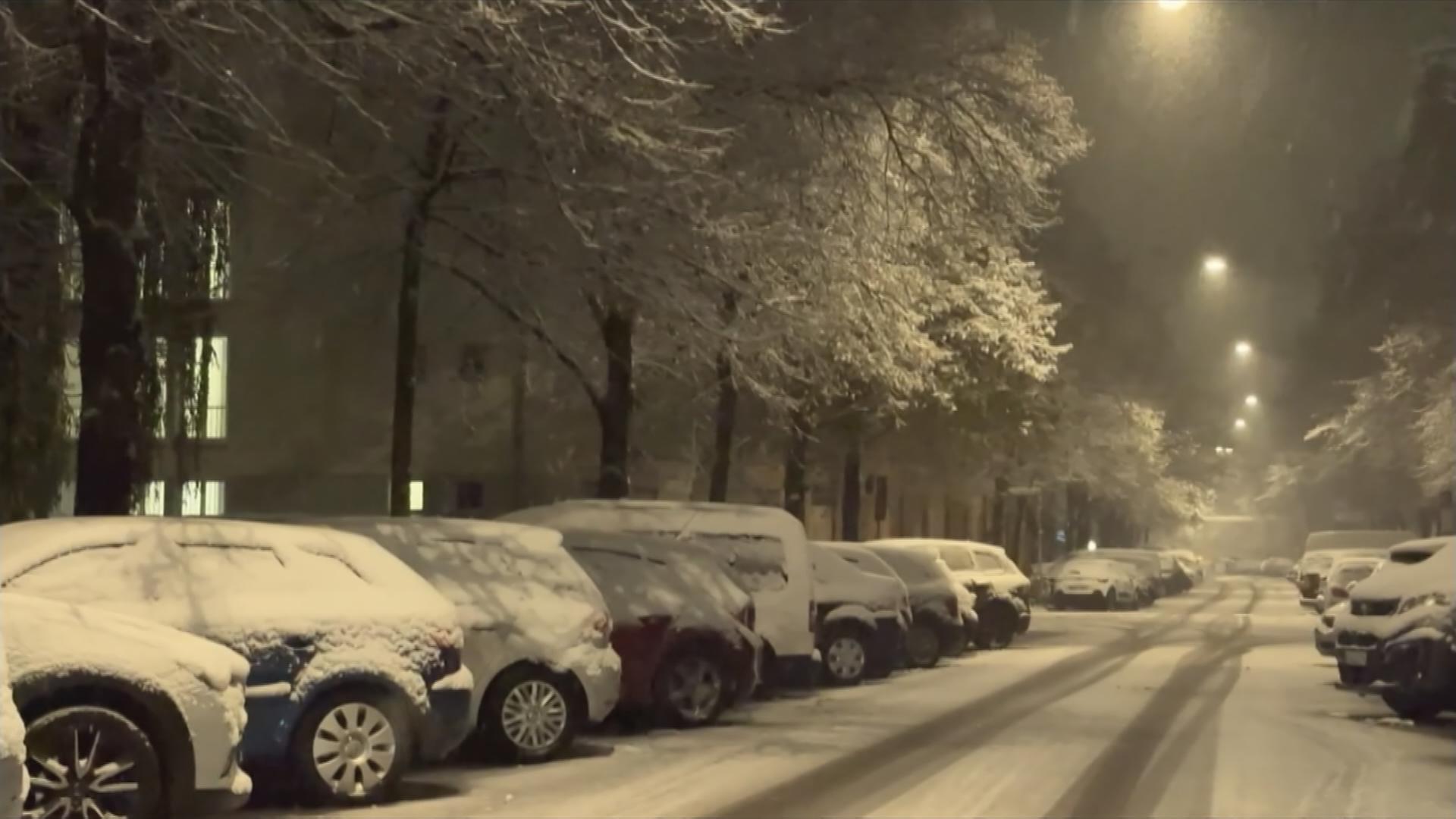 Schneebedeckte Autos in Bayern