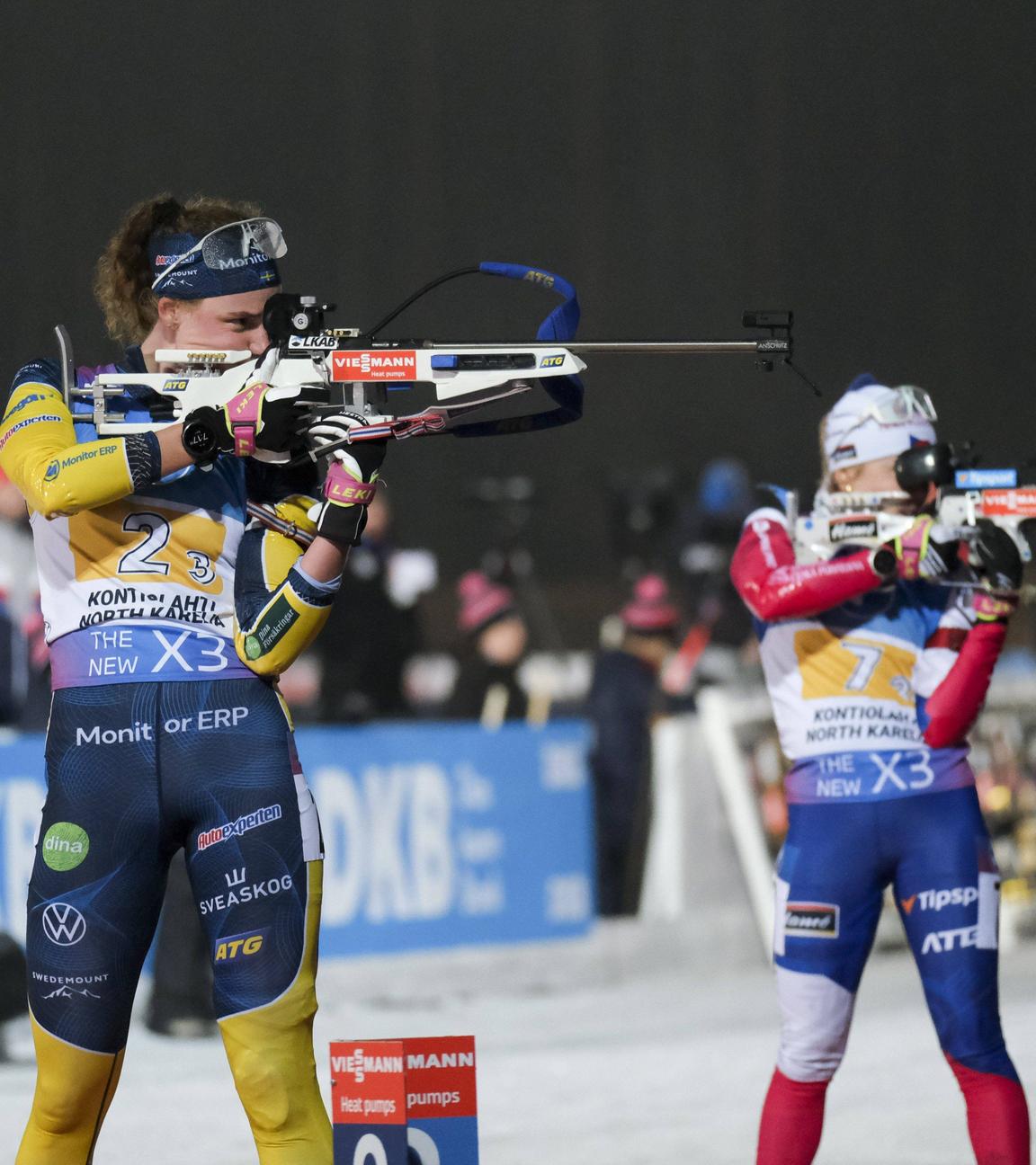 Die Athletinnen beim Schießen der Biathlon Frauenstaffel.