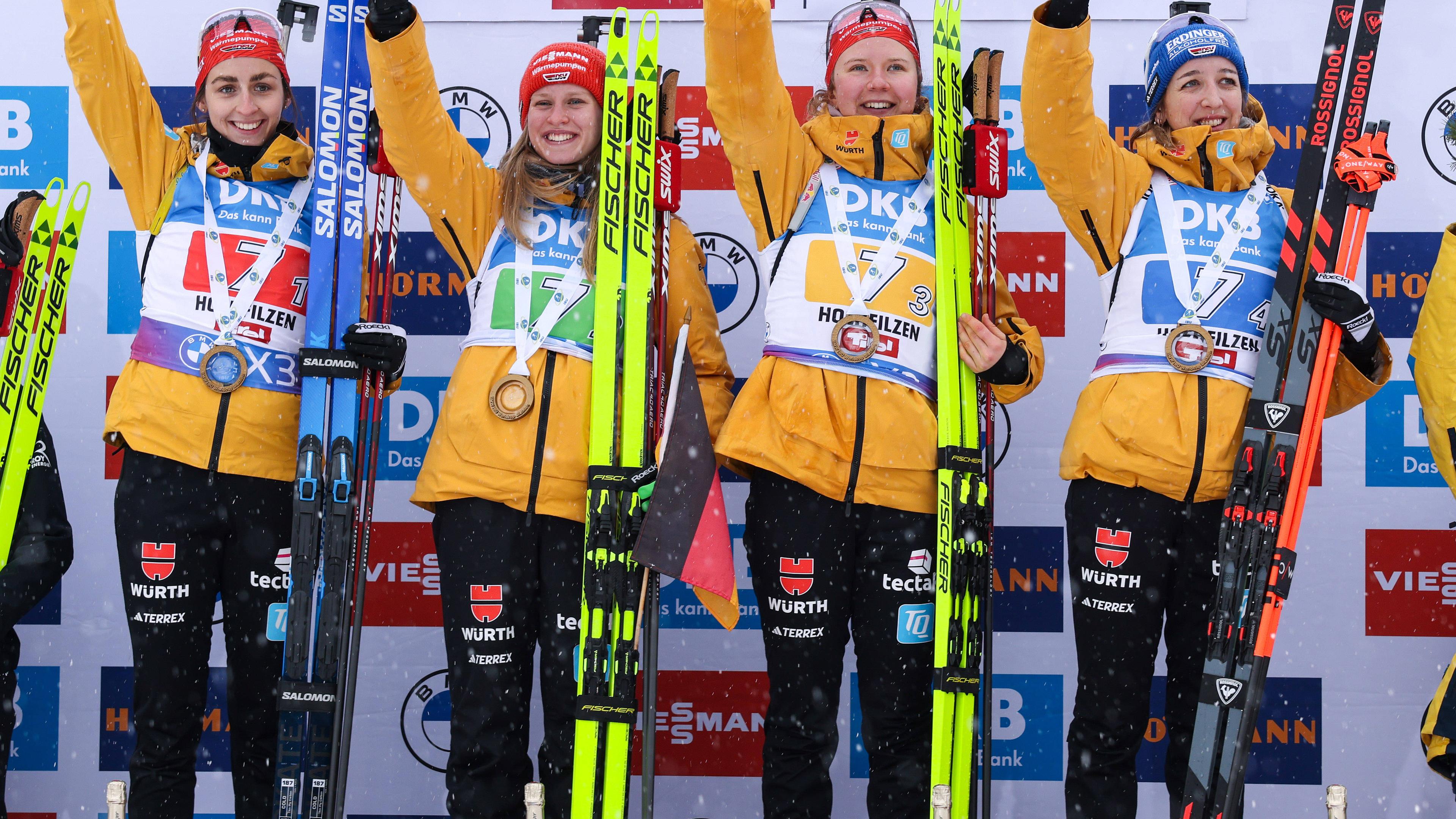 Die deutschen Biathletinnen Vanessa Voigt, Julia Tannheimer, Selina Grotian und Franziska Preuss stehen auf dem Podest und jubeln nach ihrem Sieg beim 4x6km Staffellauf.