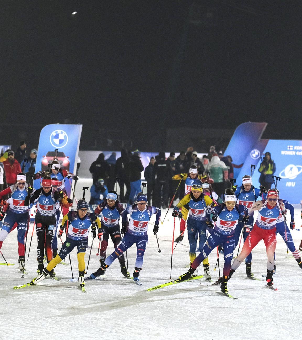 Die Athletinnen beim Start der Biathlon Frauenstaffel.