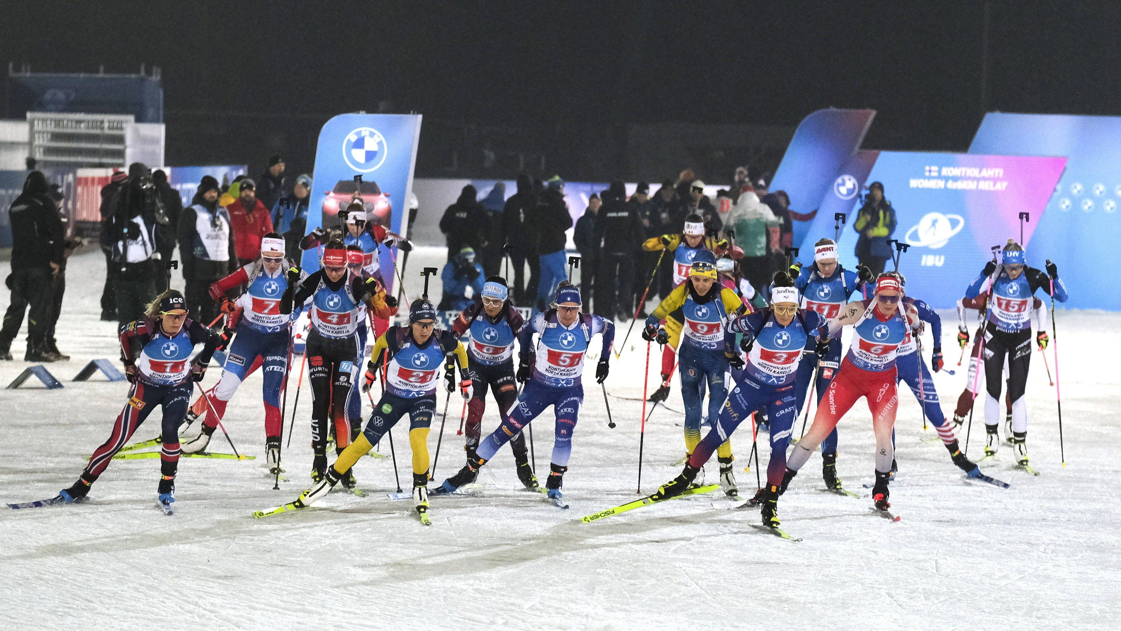 Die Athletinnen beim Start der Biathlon Frauenstaffel.