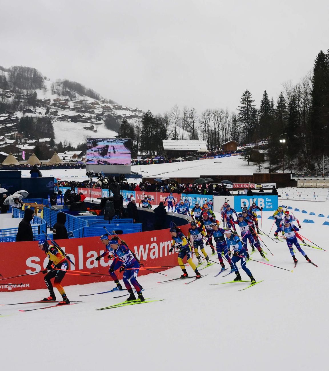 Die Sportlerinnen starten beim 12,5 km Rennen des Biathlon.