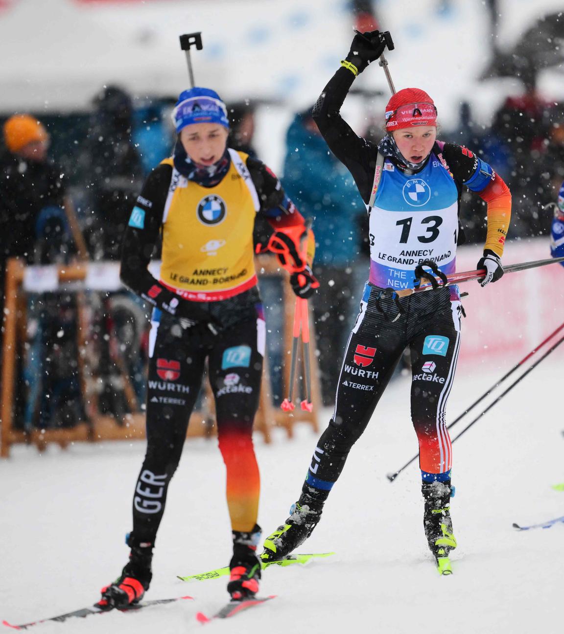 Deutschlands Biathletinnen Franziska Preuß und Selina Grotian während ihrem Rennen beim Biathlon-Weltcup.