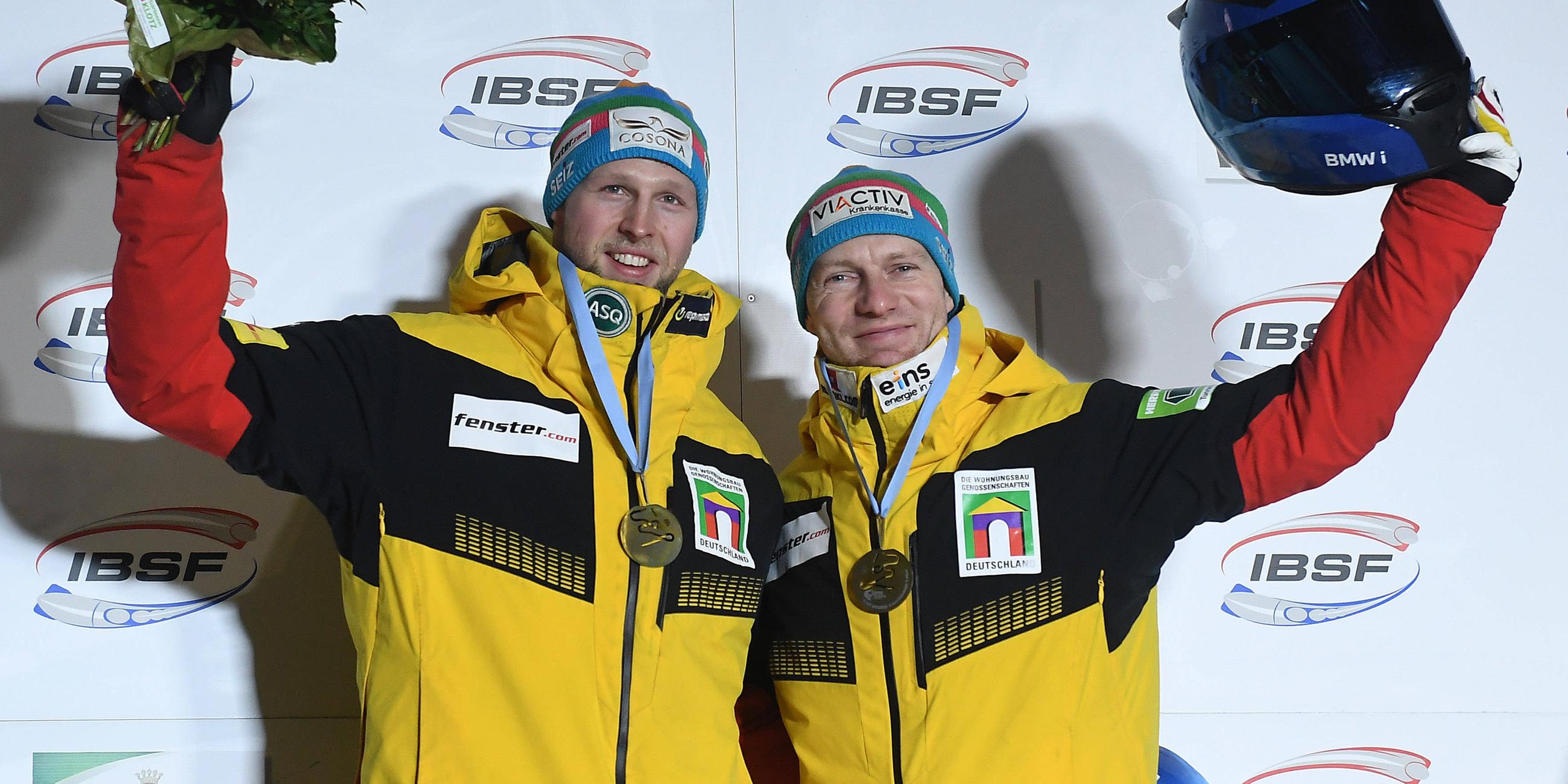 Der deustchen Bobfahrer Francesco Friedrich und Alexander Schüller feiern ihren Sieg beim Zweierbob.