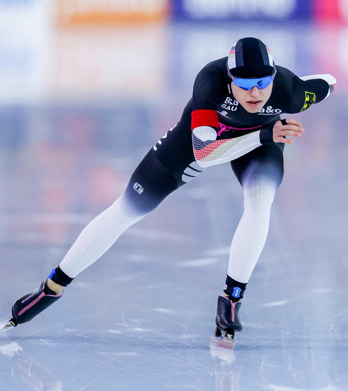 Deutschlands Eisschnellläuferin Josie Hofmann während ihrem Rennen bei der Eisschnellauf-EM.