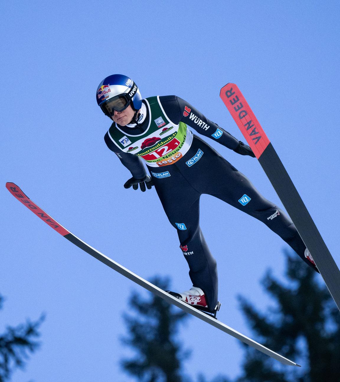 Andreas Wellinger im Flug während seinem Sprungs beim Skisprung-Weltcup.