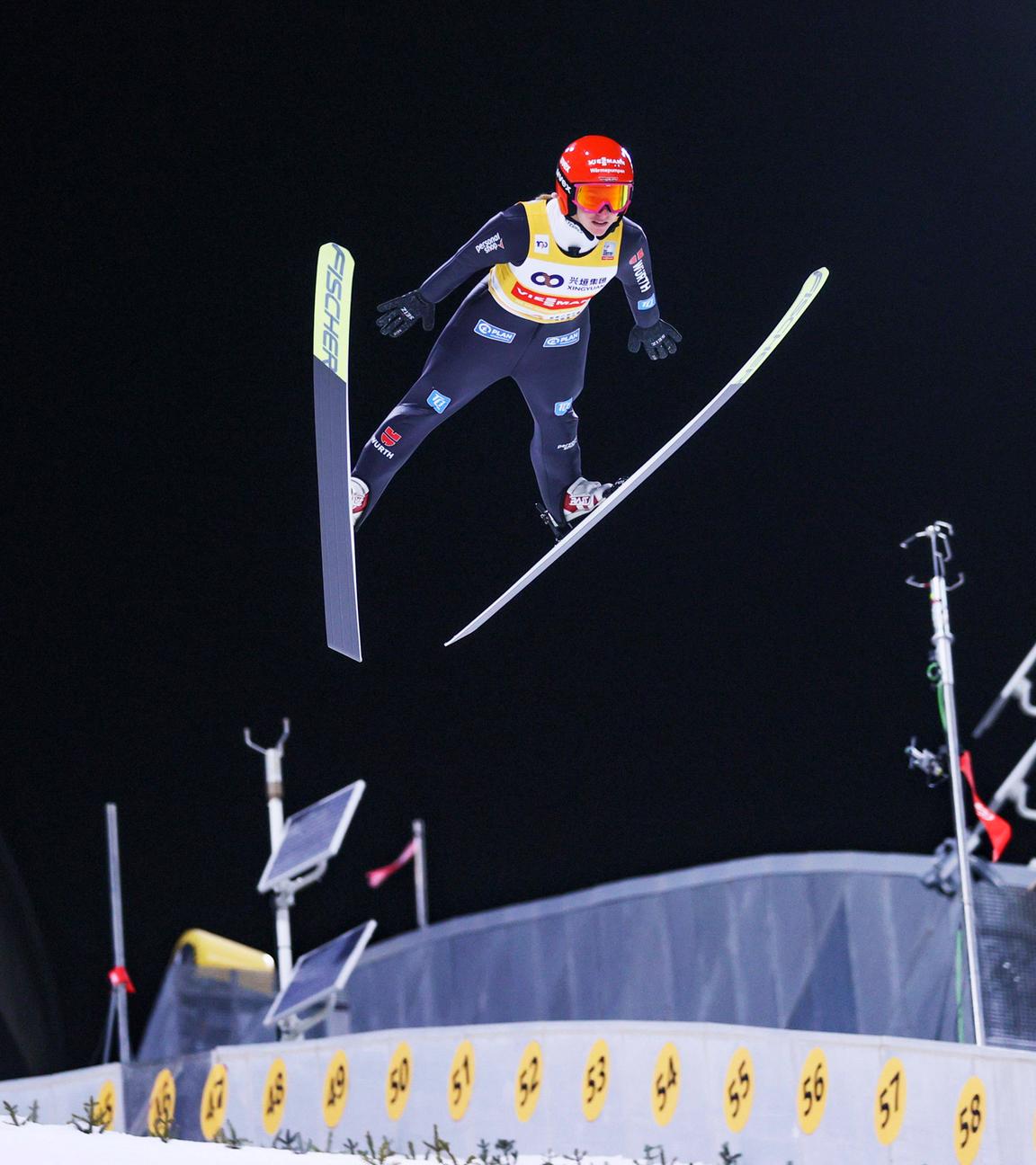 Die deutsche Katharina Schmid ist in der Luft während ihrem Sprung beim Skisprung-Weltcup.