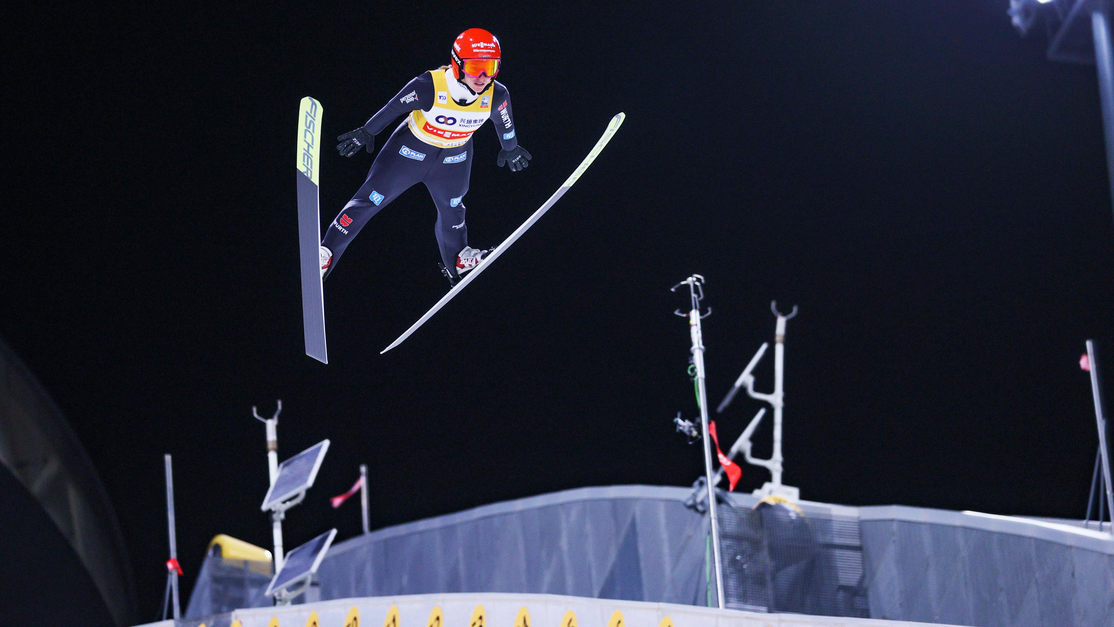 Die deutsche Katharina Schmid ist in der Luft während ihrem Sprung beim Skisprung-Weltcup.