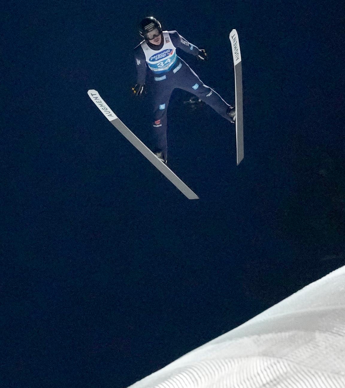 Der deutsche Skispringer Philipp Raimund ist in der Luft, während seinem Sprung beim Vierschanzentournee in Bischofshofen.