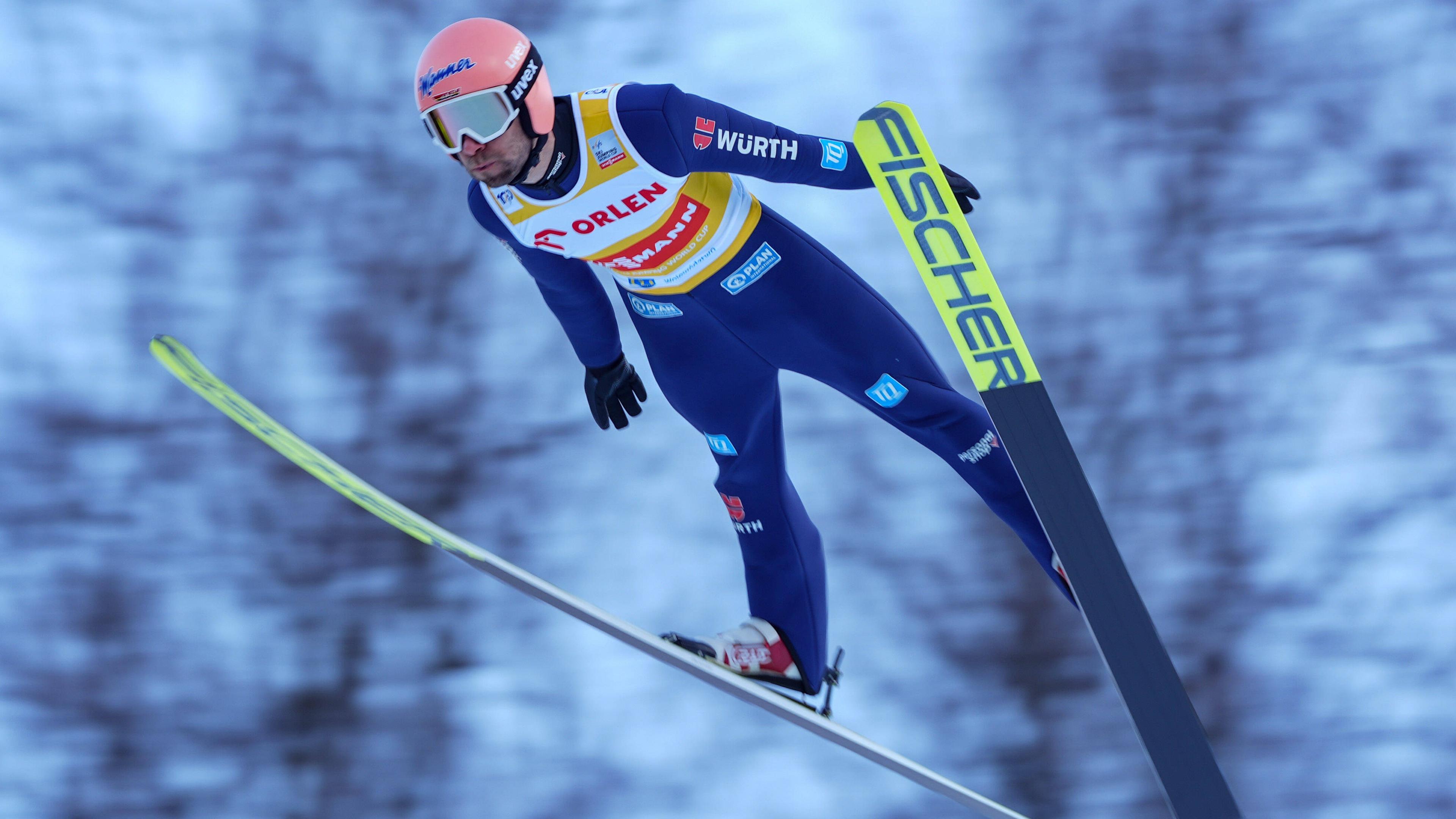 Der deutsche Skispringer Pius Paschke in Aktion beim Skisprung-Weltcup.