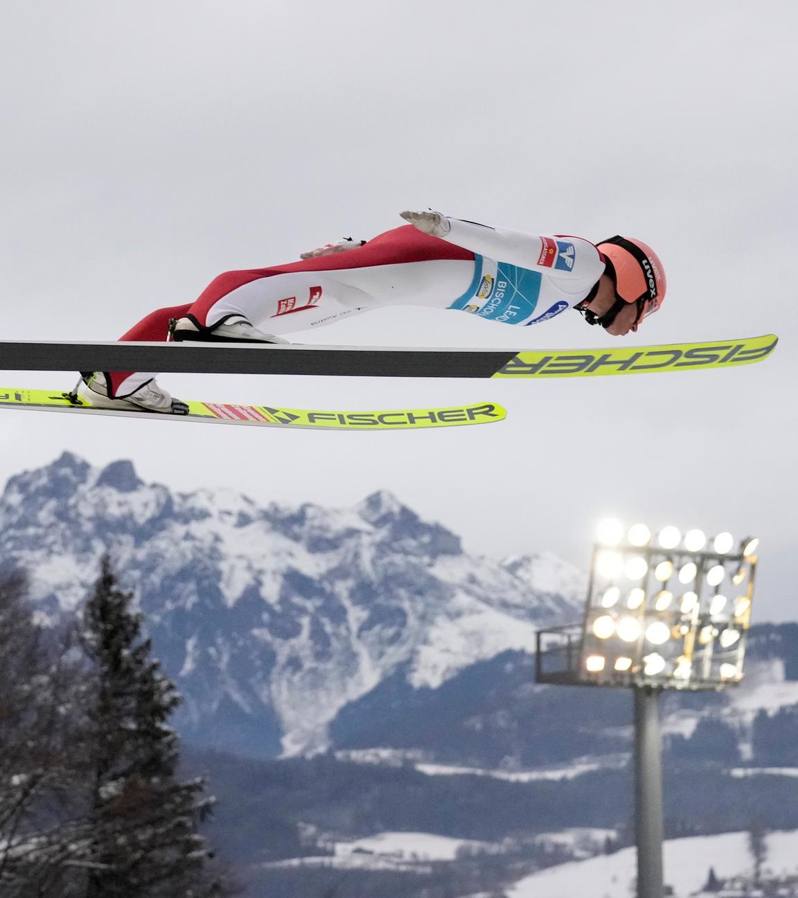 Der Skispringer Stefan Kraft aus Österreich fliegt durch die Luft, während seinem Sprung bei der Vierschanzentournee.