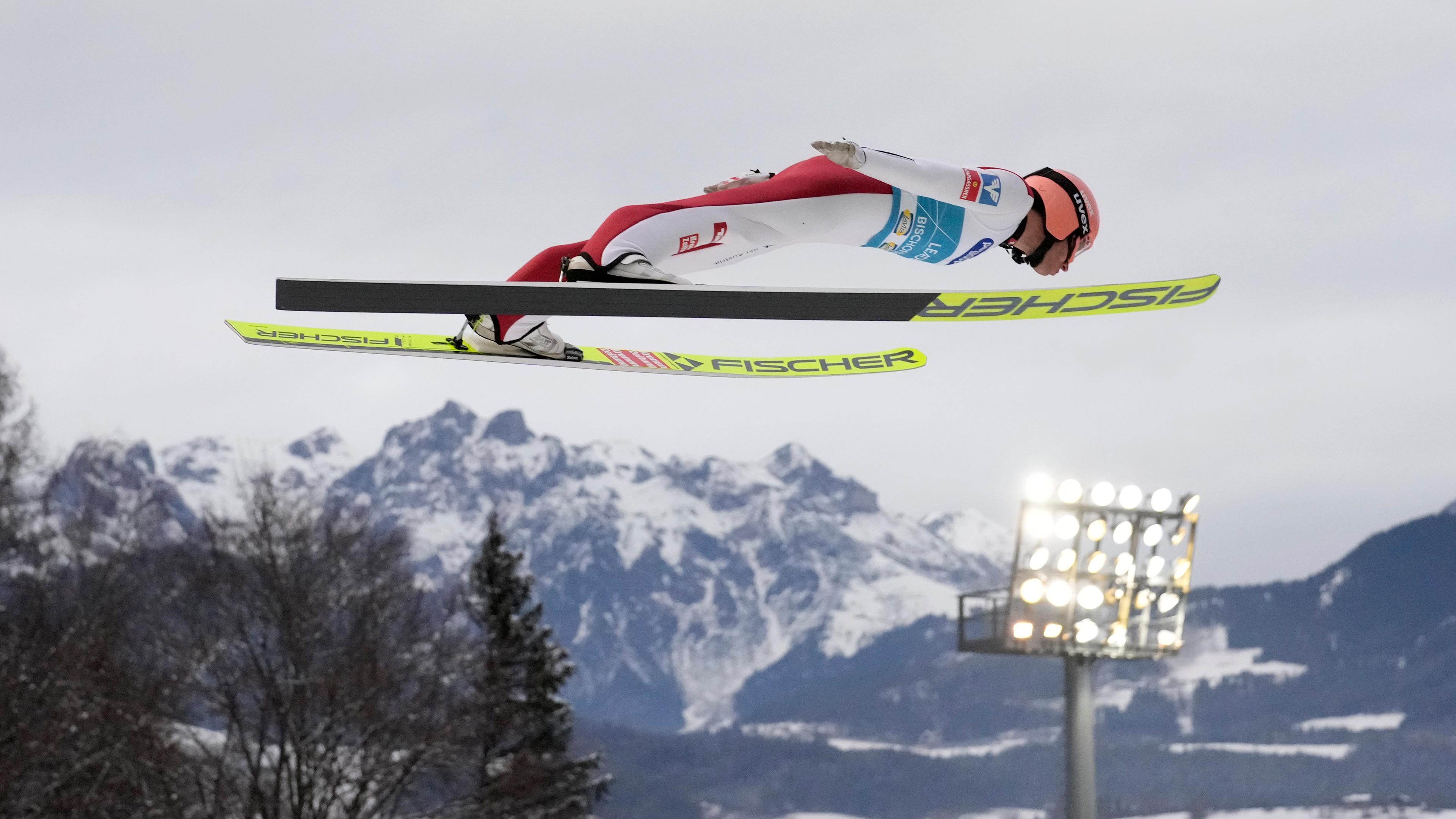 Der Skispringer Stefan Kraft aus Österreich fliegt durch die Luft, während seinem Sprung bei der Vierschanzentournee.