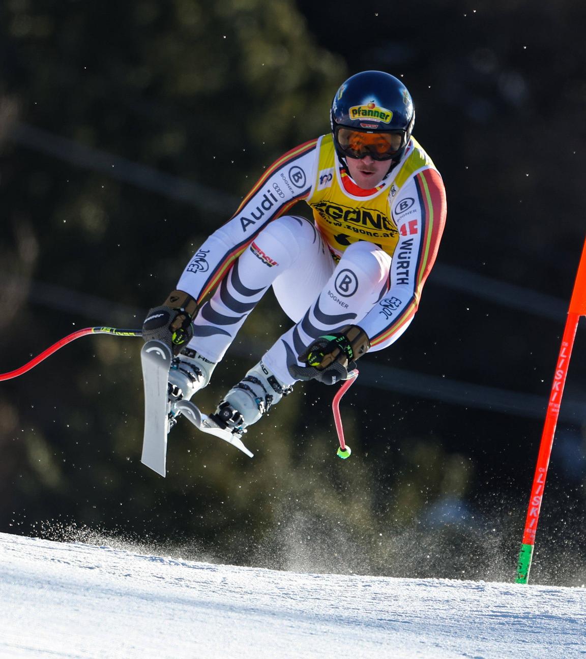 Simon Jocher ist in der Luft bei seiner Abfahrt beim Slalom der Männer in Bormio.