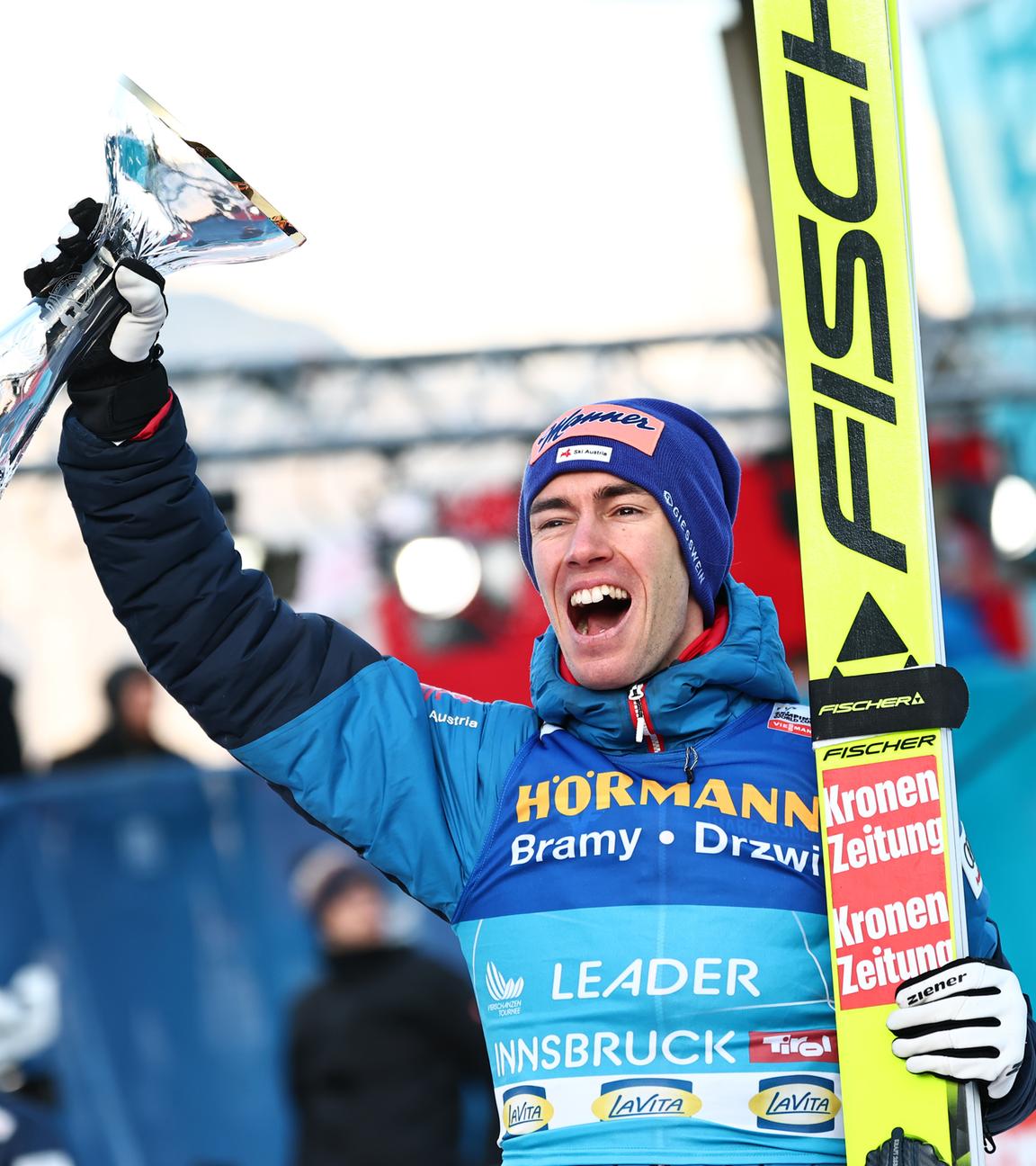 Österreichs Stefan Kraft feiert nach der Siegerehrung seinen Sieg bei der Vierschanzentournee.