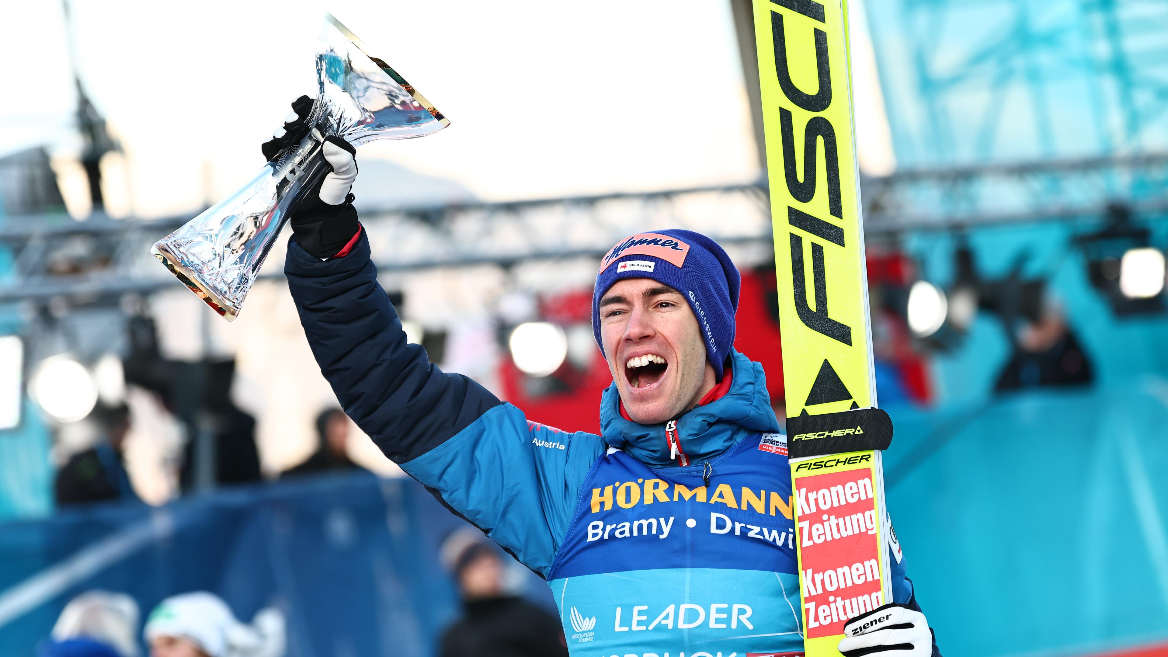 Österreichs Stefan Kraft feiert nach der Siegerehrung seinen Sieg bei der Vierschanzentournee.