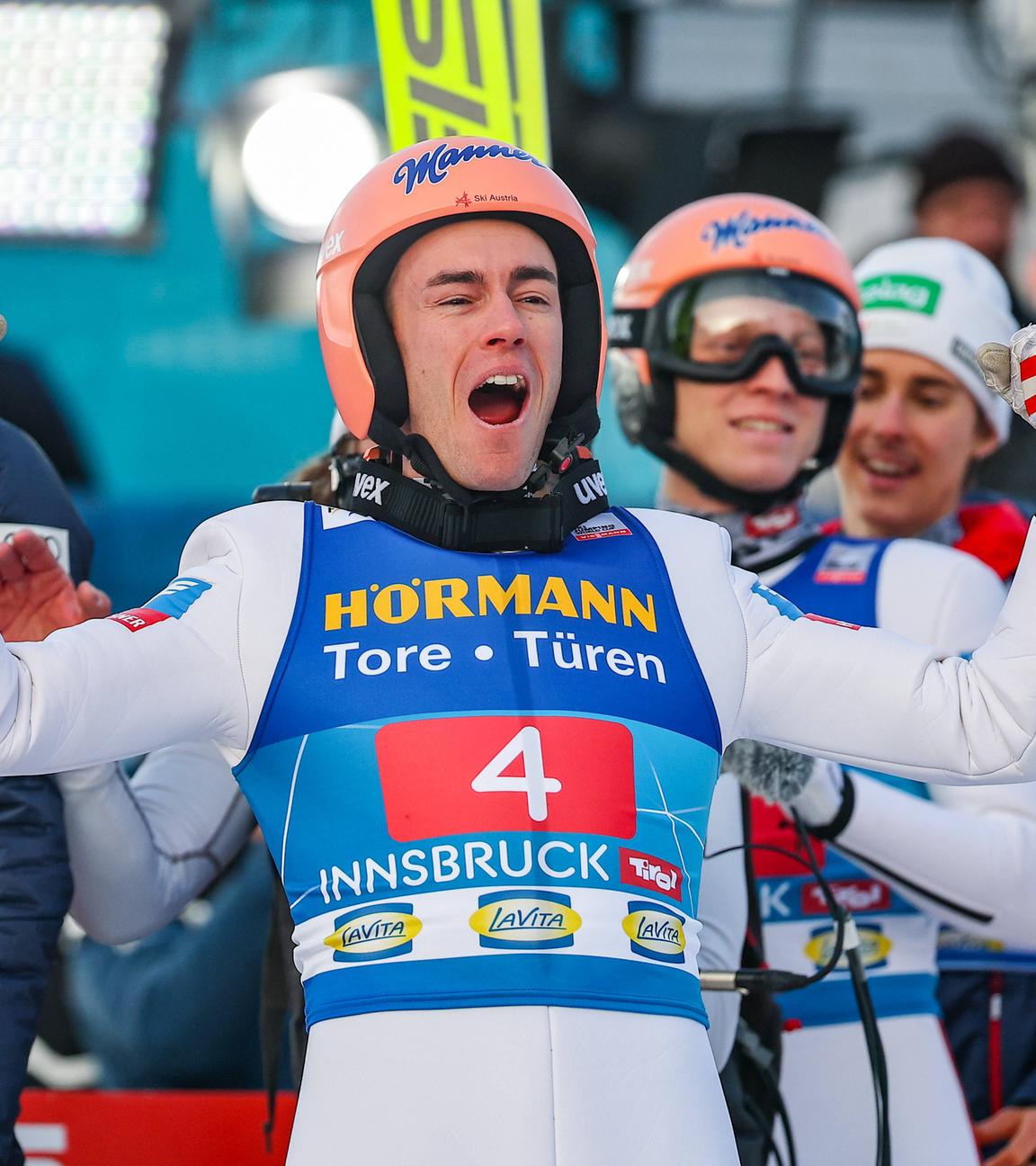 Österreichs Stefan Kraft feiert nach seinem Sprung bei der Vierschanzentournee.