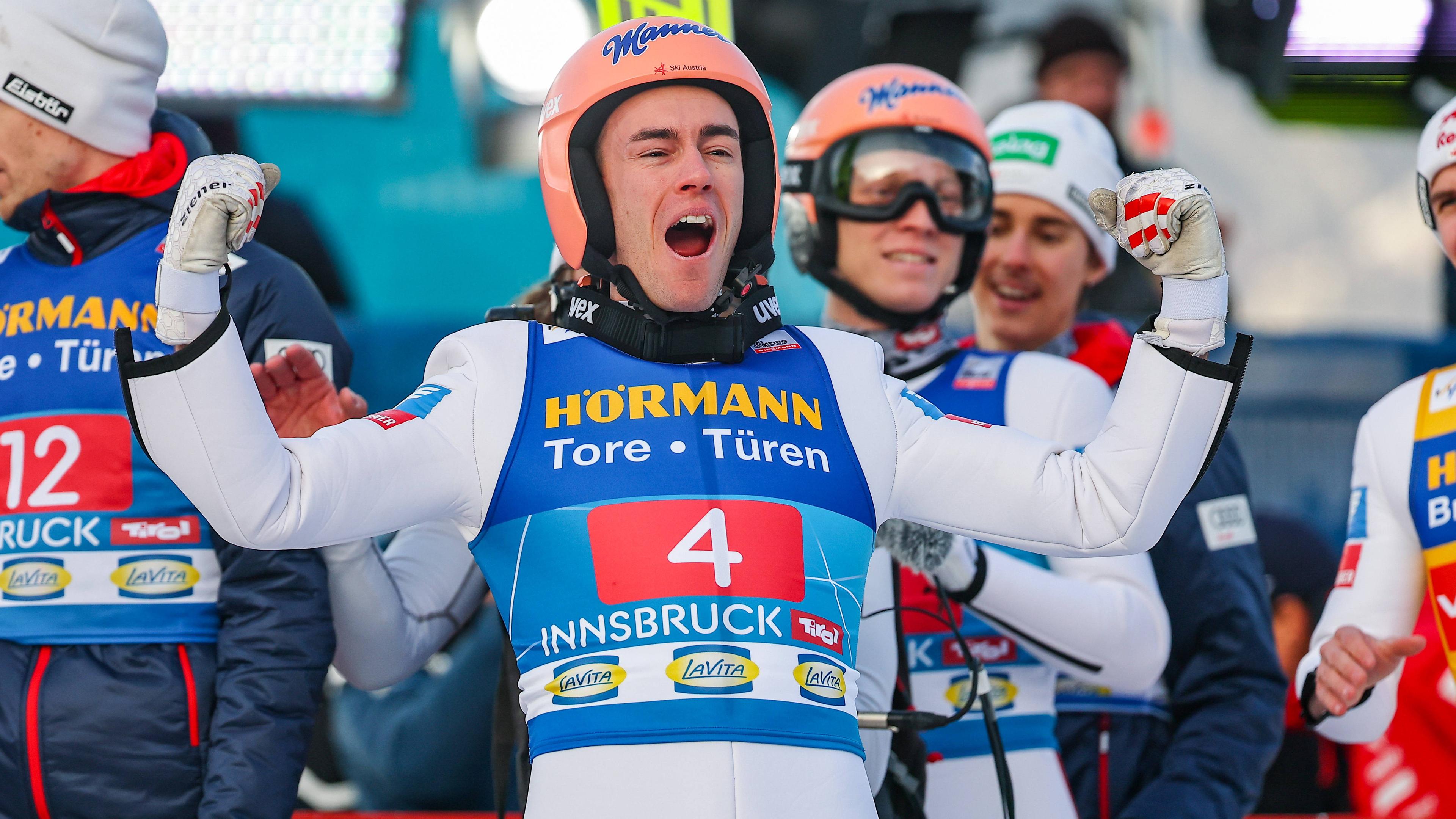 Österreichs Stefan Kraft feiert nach seinem Sprung bei der Vierschanzentournee.