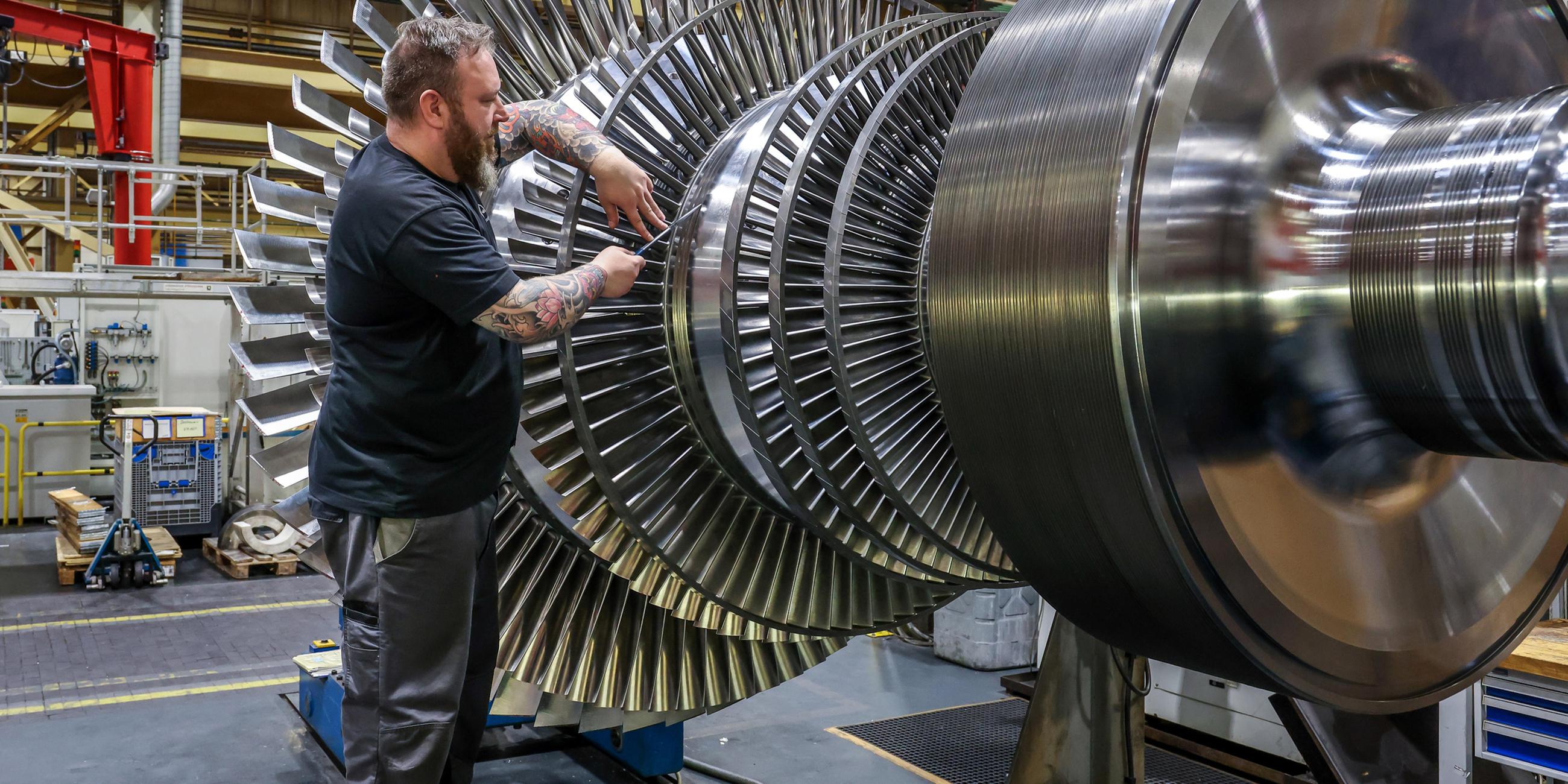 Ein Industriemechaniker arbeitet an einer Dampfturbine. 