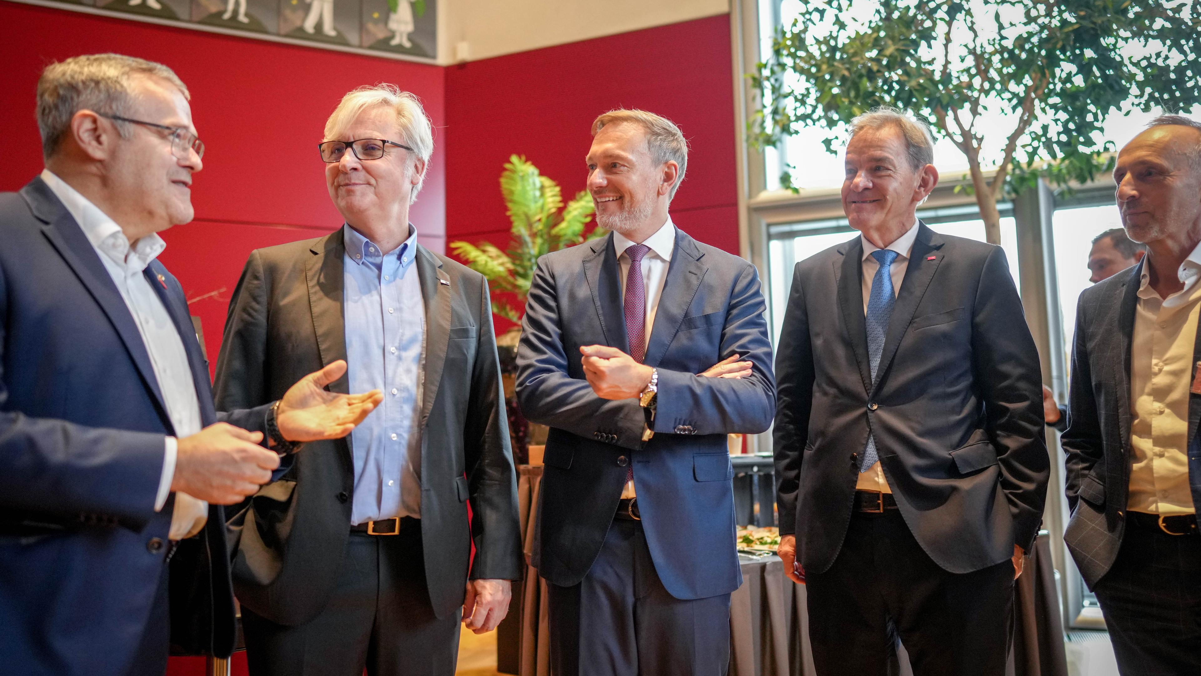 Berlin: Christian Lindner (M, FDP), Bundesminister der Finanzen und FDP-Parteivorsitzender, nimmt mit Jörg Dittrich (l-r), Präsident des Zentralverbandes des Deutschen Handwerks, Martin Wansleben, Hauptgeschäftsführer des Deutschen Industrie- und Handelskammertages, Reinhold von Eben-Worlee, ehemaliger Präsident des Verbandes "Die Familienunternehmer", und Steffen Hofmeister, Präsident Bundesverband der Freien Berufe e.V. (BFB), am Treffen der Wirtschaftsverbände im Reichstagsgebäude auf der Plenarebene des Bundestags teil.