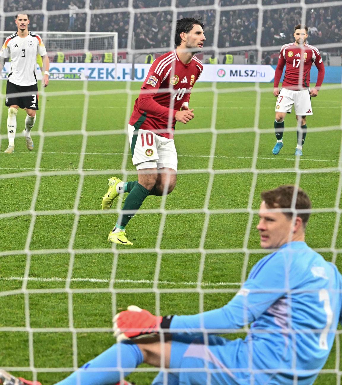 19.11.2024, Fußball-Länderspiel, Ungarn - Deutschland: Dominik Szoboszlai verwandelt den Elfmeter zum 1:1-Endstand. Alexander Nübel ist geschlagen.