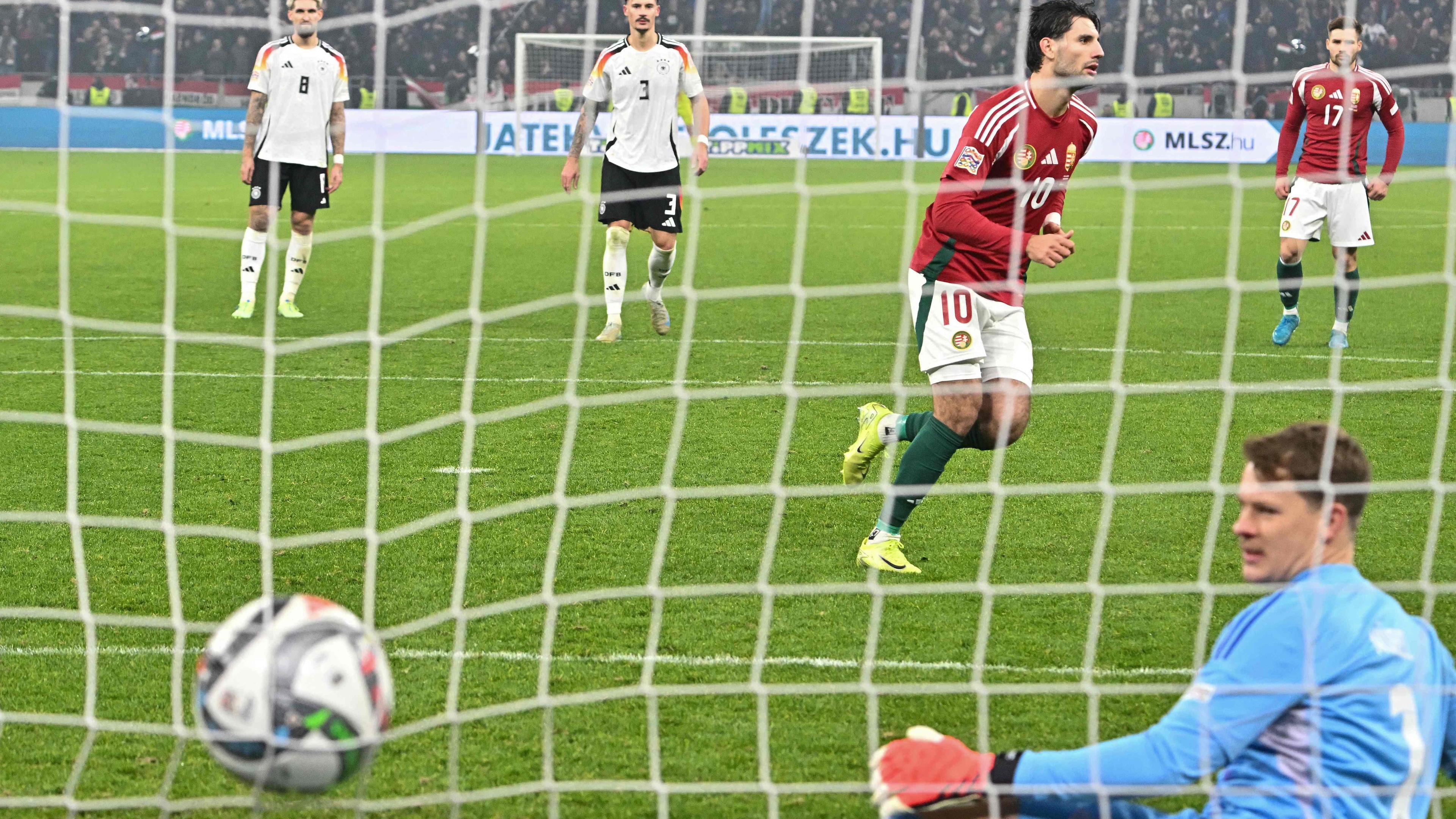 19.11.2024, Fußball-Länderspiel, Ungarn - Deutschland: Dominik Szoboszlai verwandelt den Elfmeter zum 1:1-Endstand. Alexander Nübel ist geschlagen.